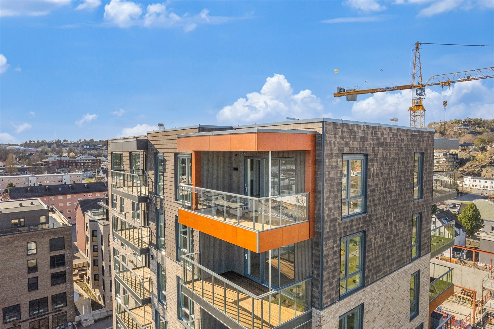 Leiligheten ligger totalt usjenert på toppen av bygget med en fantastisk utsikt. Galleribilde