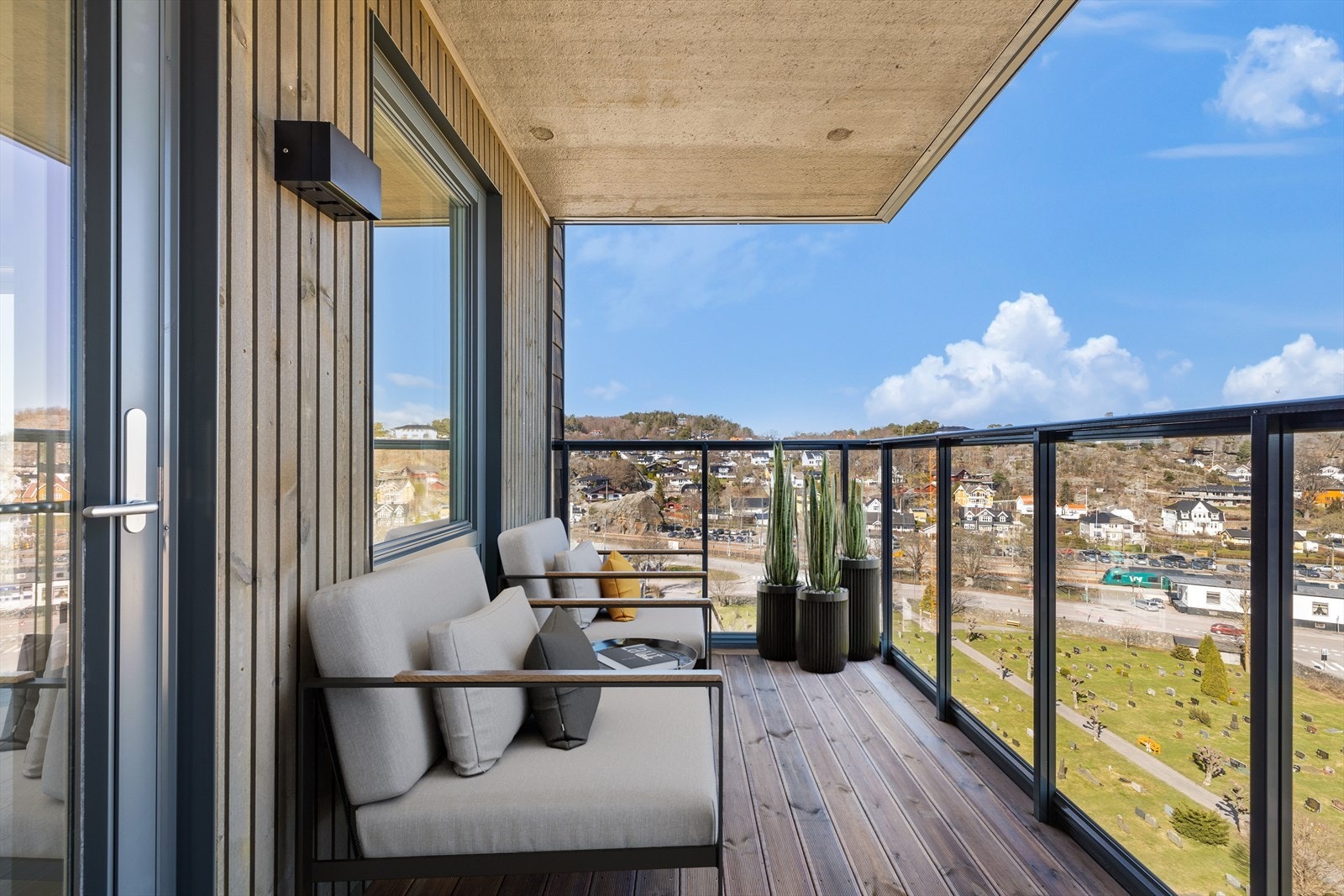 Boligen har 2 balkonger. 1 er innglasset. Begge med fantastisk utsikt. Galleribilde