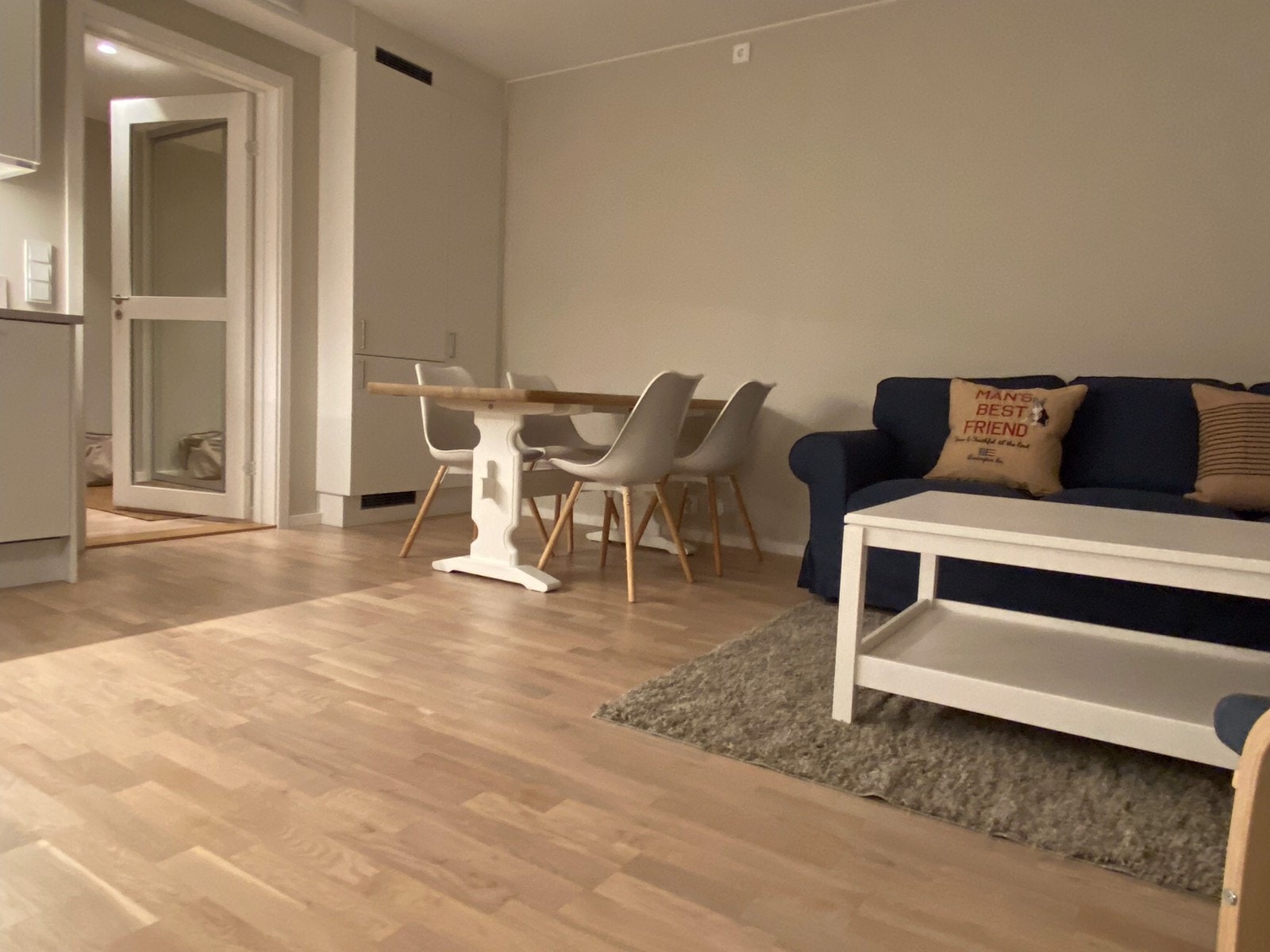 Stue mot spiseplass og entre Galleribilde