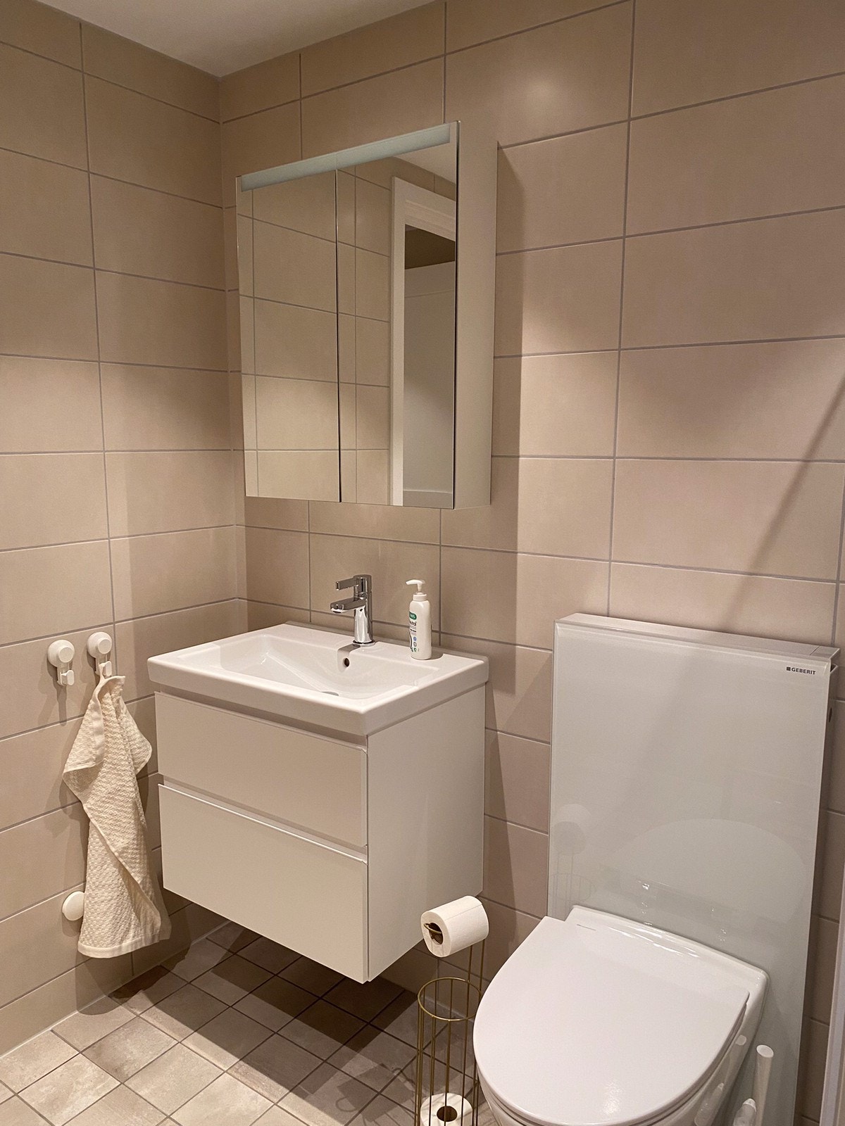 Vegghengt toalett og speilskap Galleribilde