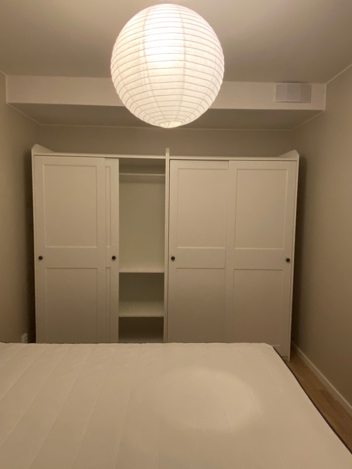 🛏Soverom med 1.60 seng, skyvedørsgarderobe og lampe Galleribilde