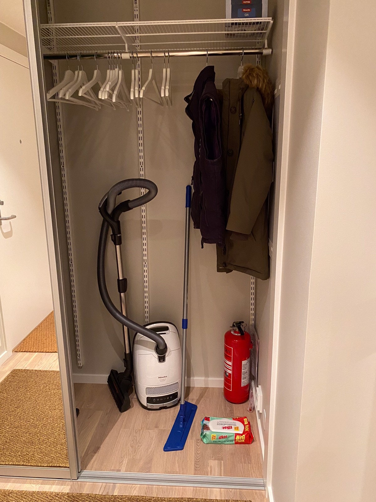 Skyvedørsgarderobe. Støvsuger medfølger Galleribilde