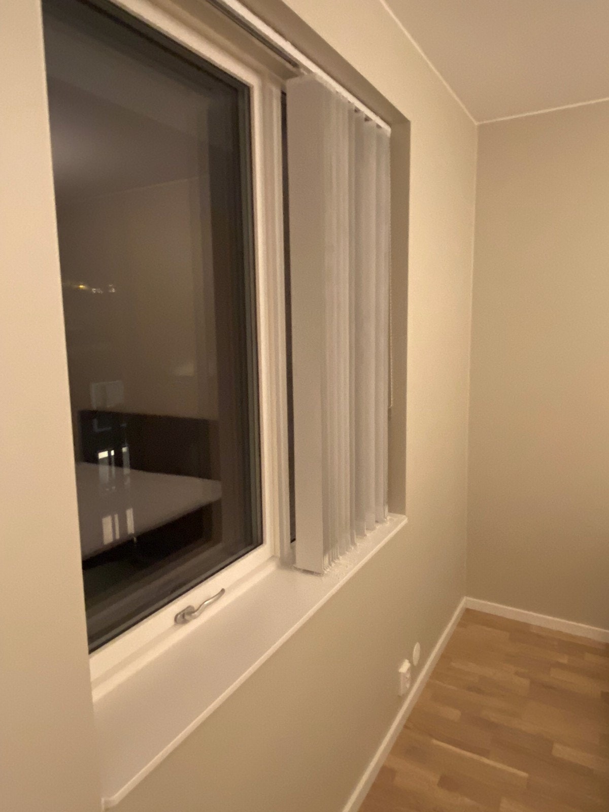 Vindu soverom med lamellgardin Galleribilde