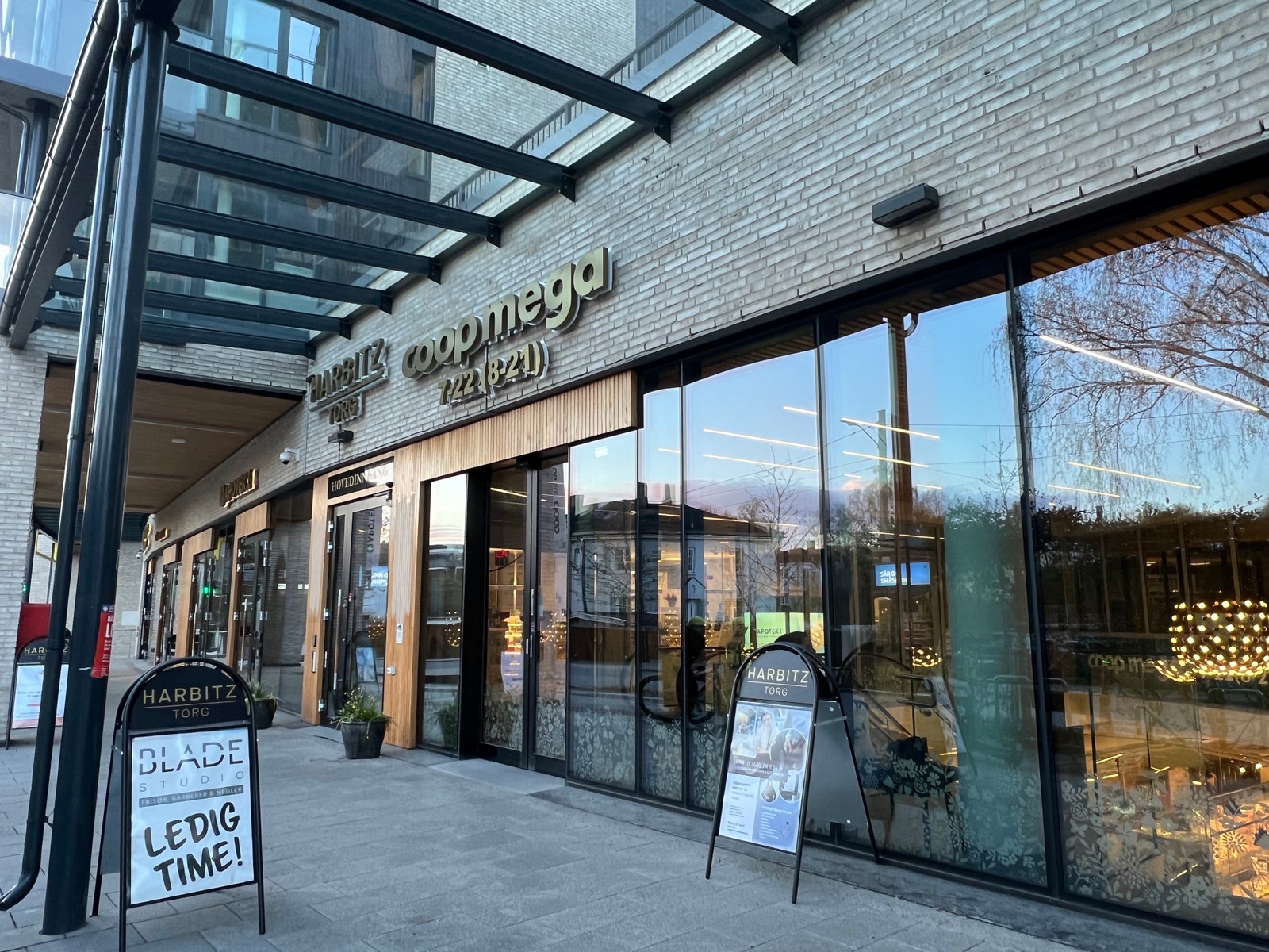 Kort avstand til et bredt tilbud på Harbitz torg og Karenslyst Allé, Her får du butikker, restauranter, trening senter Galleribilde