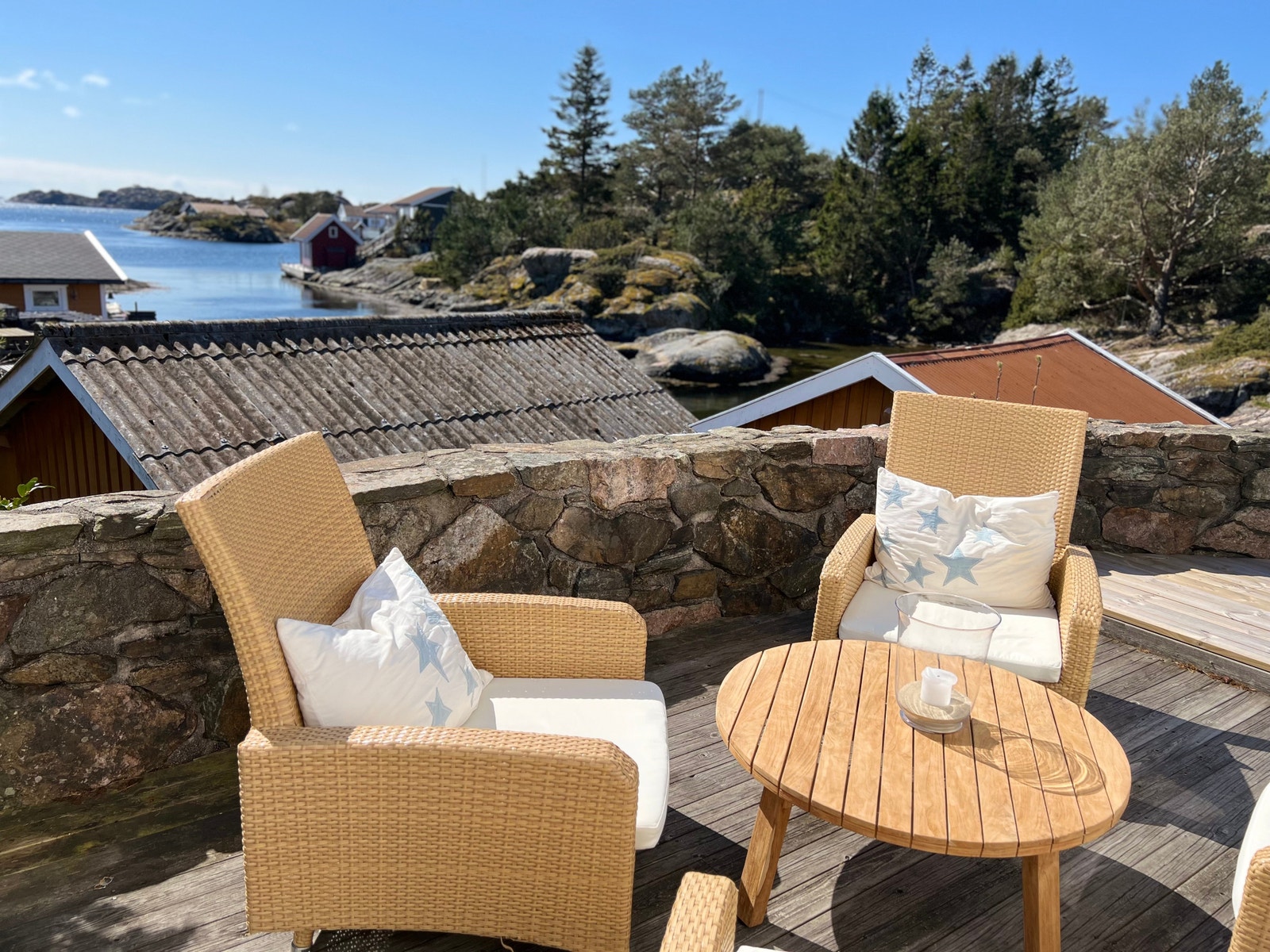 Solfylt uteplass med havutsikt Galleribilde