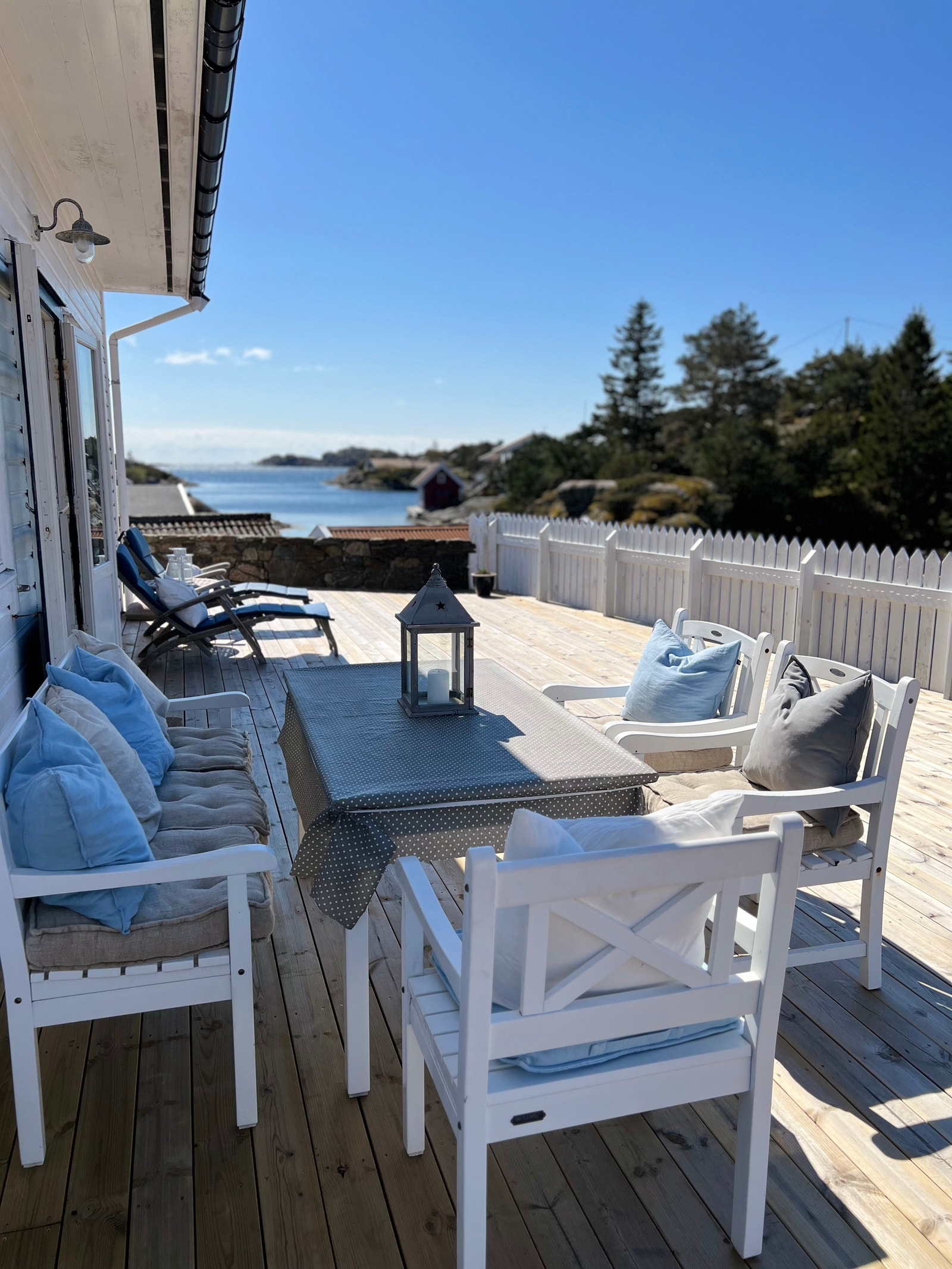 Solfylt uteplass med nydelig havutsikt Galleribilde