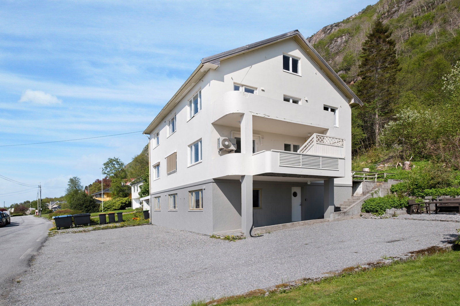 Inngang for 7 roms leilighet på siden av huset Galleribilde