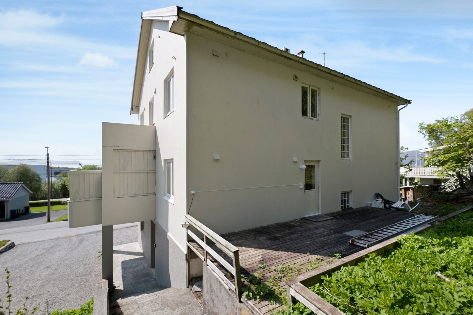 Inngang for 5 roms leilighet på baksiden av huset Galleribilde