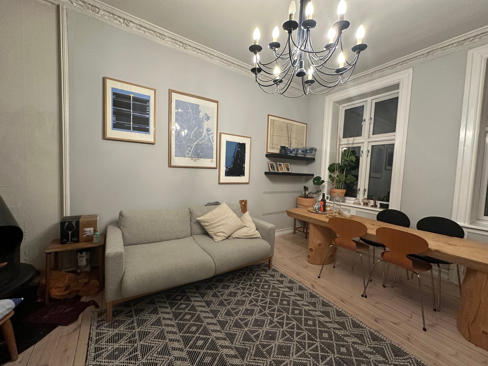 Stue på kveldstid. Galleribilde