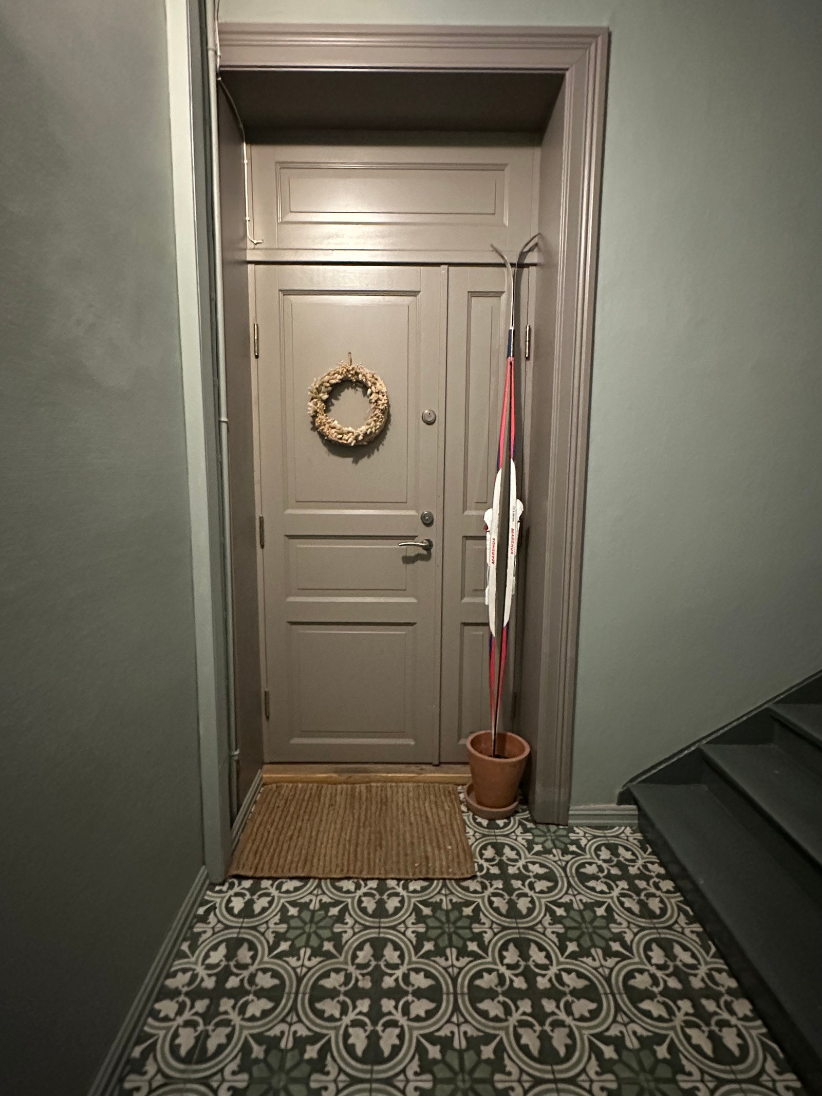 Inngang fra flislagt trappesats Galleribilde