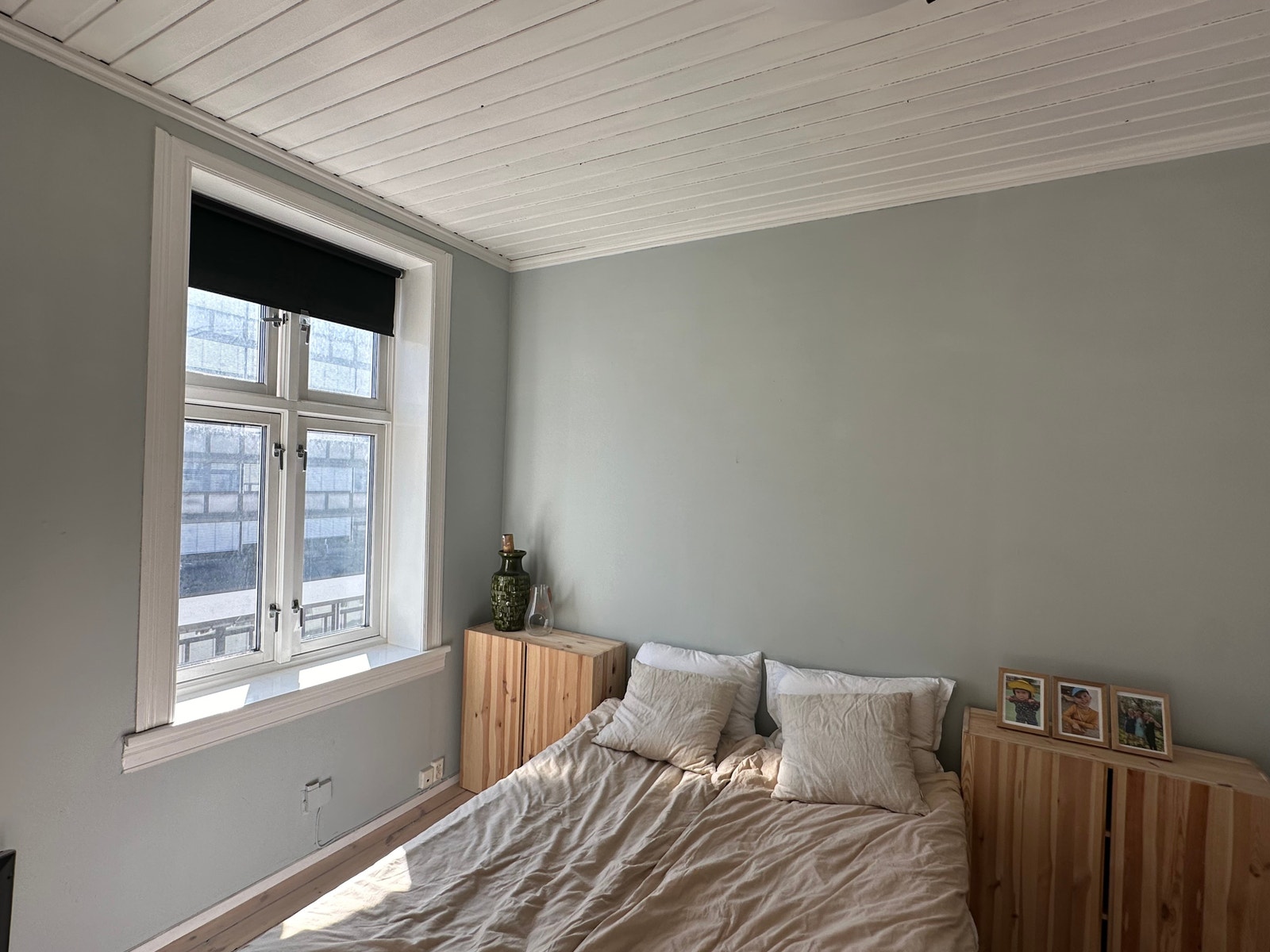 Stort soverom med dobbeltseng og to garderobeskap Galleribilde