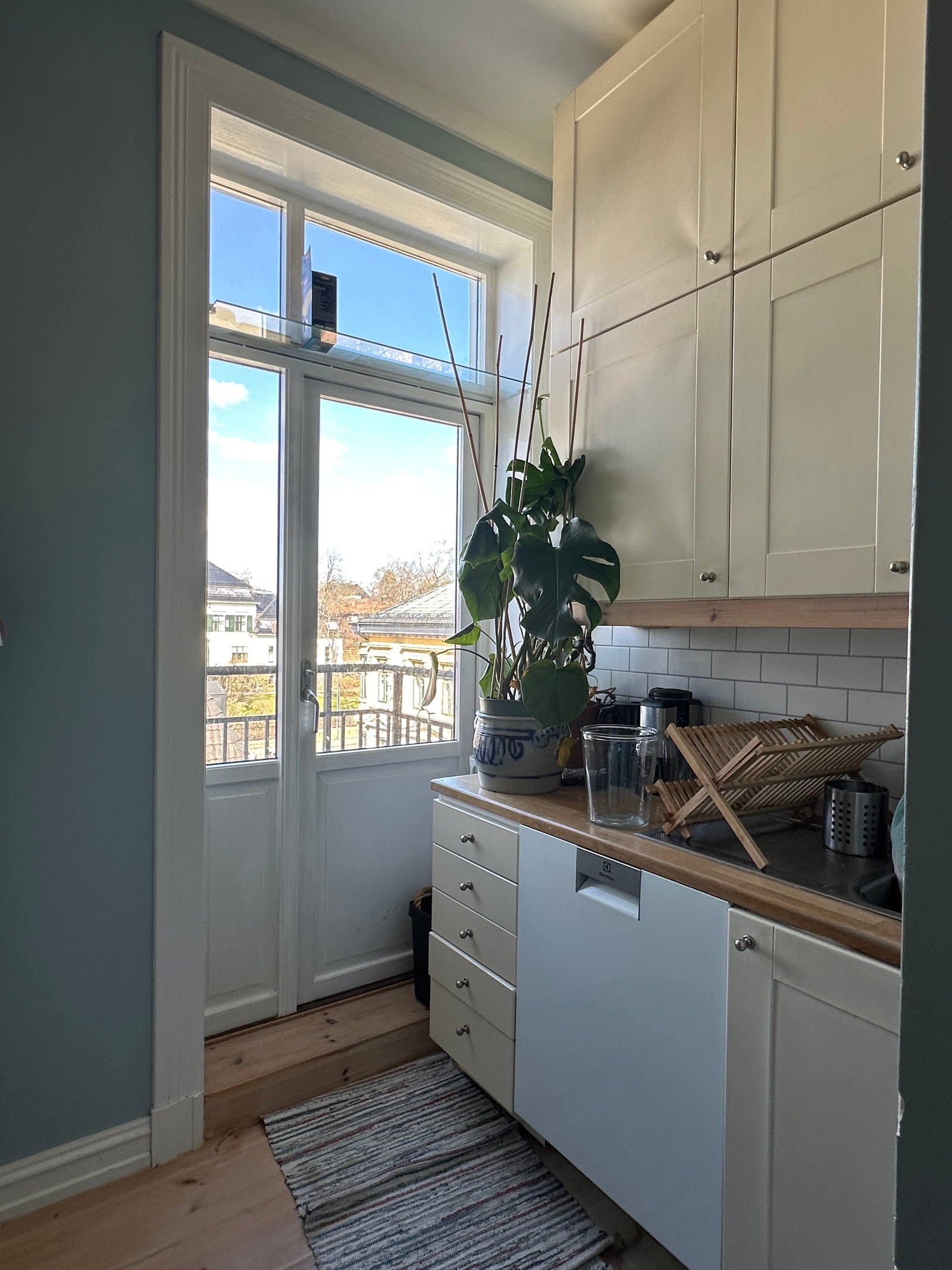 Lite, men funksjonelt og lyst kjøkken med nye hvitevarer. Galleribilde