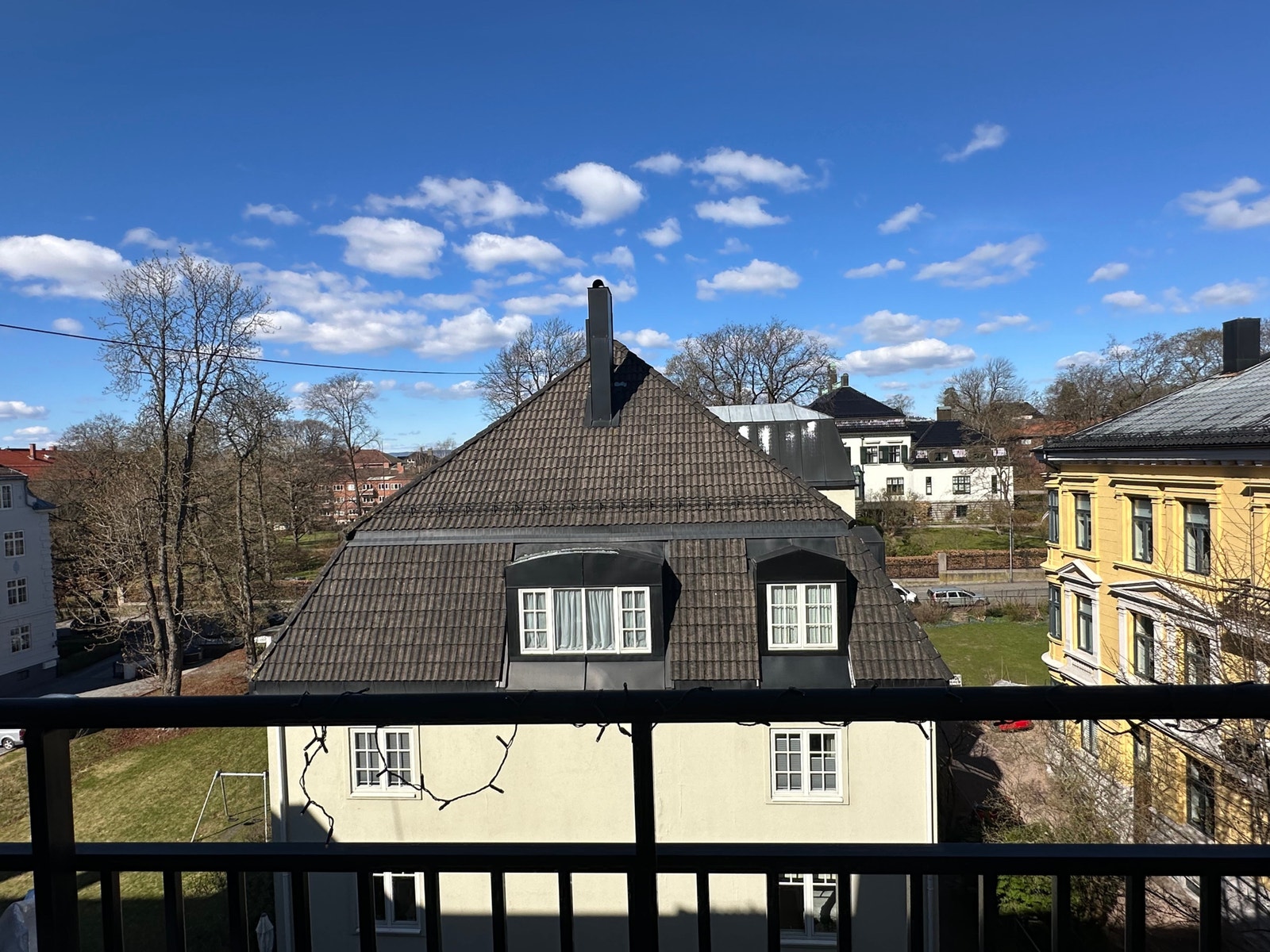 Romslig og solrik balkong med fin utsikt. Galleribilde