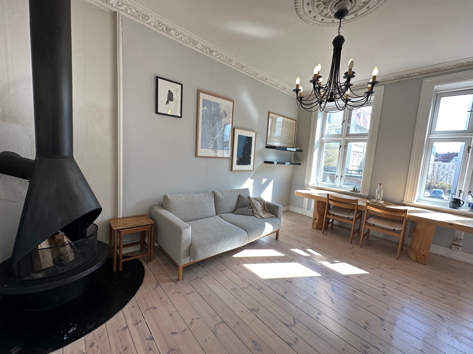 Lys stue med god atmosfære inkludert peis, sofa og plass til middagsselskap Galleribilde