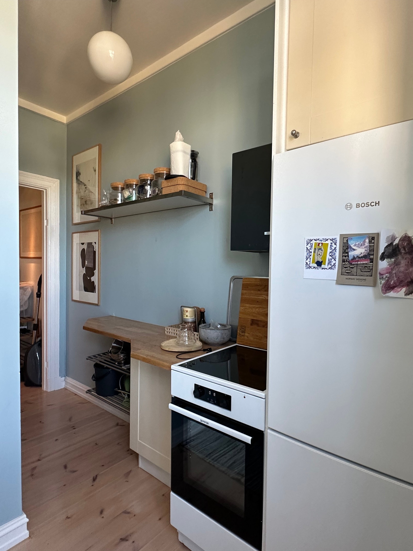 Lite, men funksjonelt og lyst kjøkken med nye hvitevarer. Galleribilde