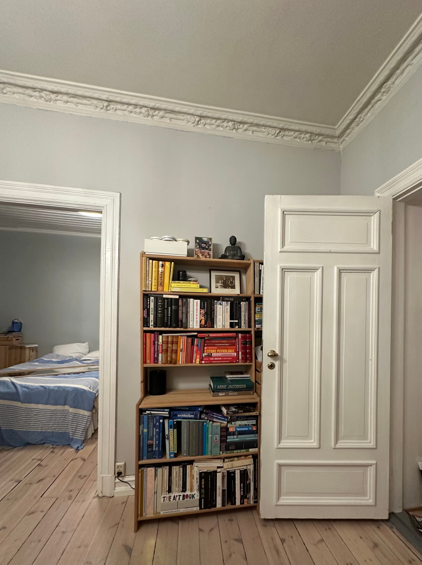 Hylleplass til bøker eventuelt oppbevaringsplass Galleribilde