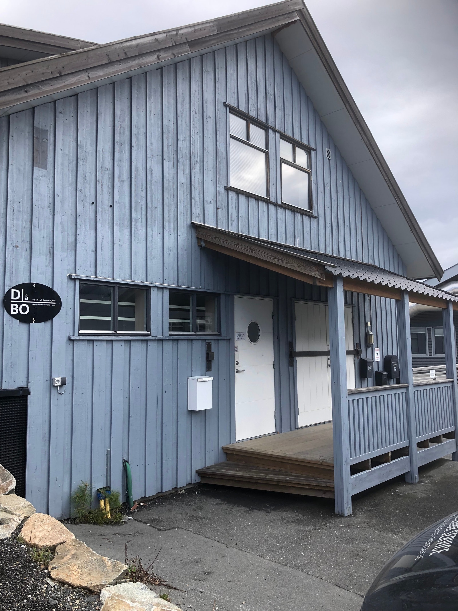 Overbygd inngang, kaffekopp i solen. Mot Slettaveien m/P. Galleribilde