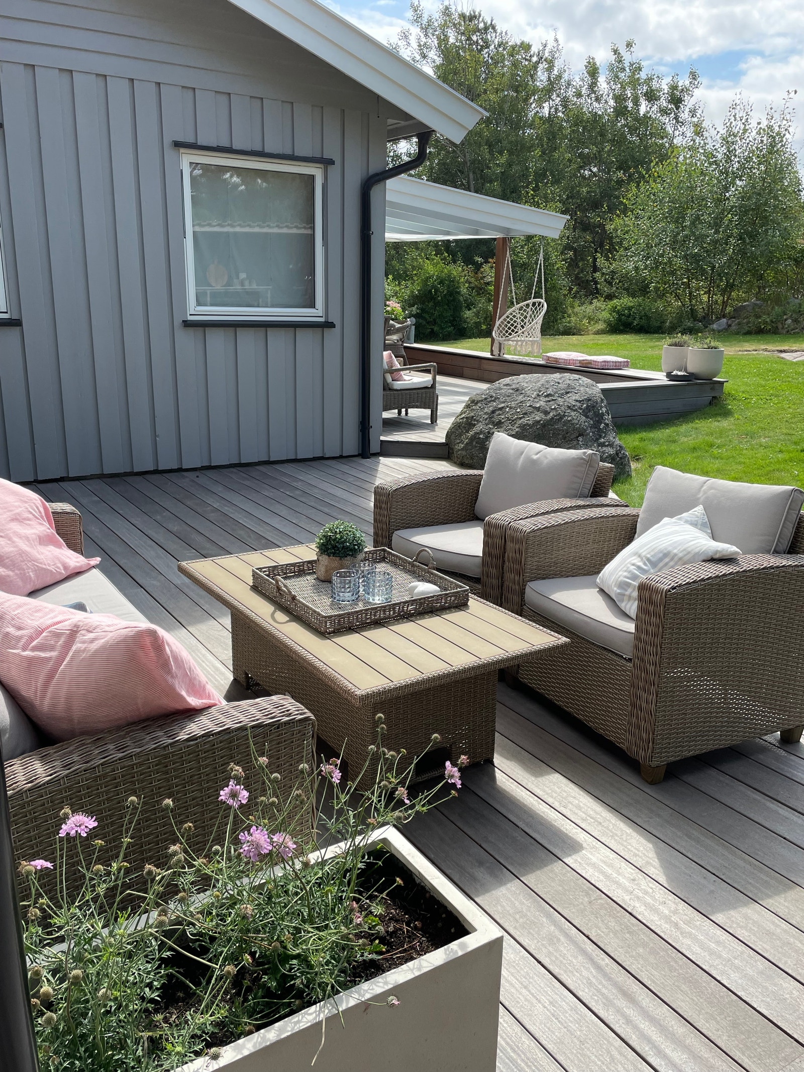 Lun og solfylt uteplass Galleribilde