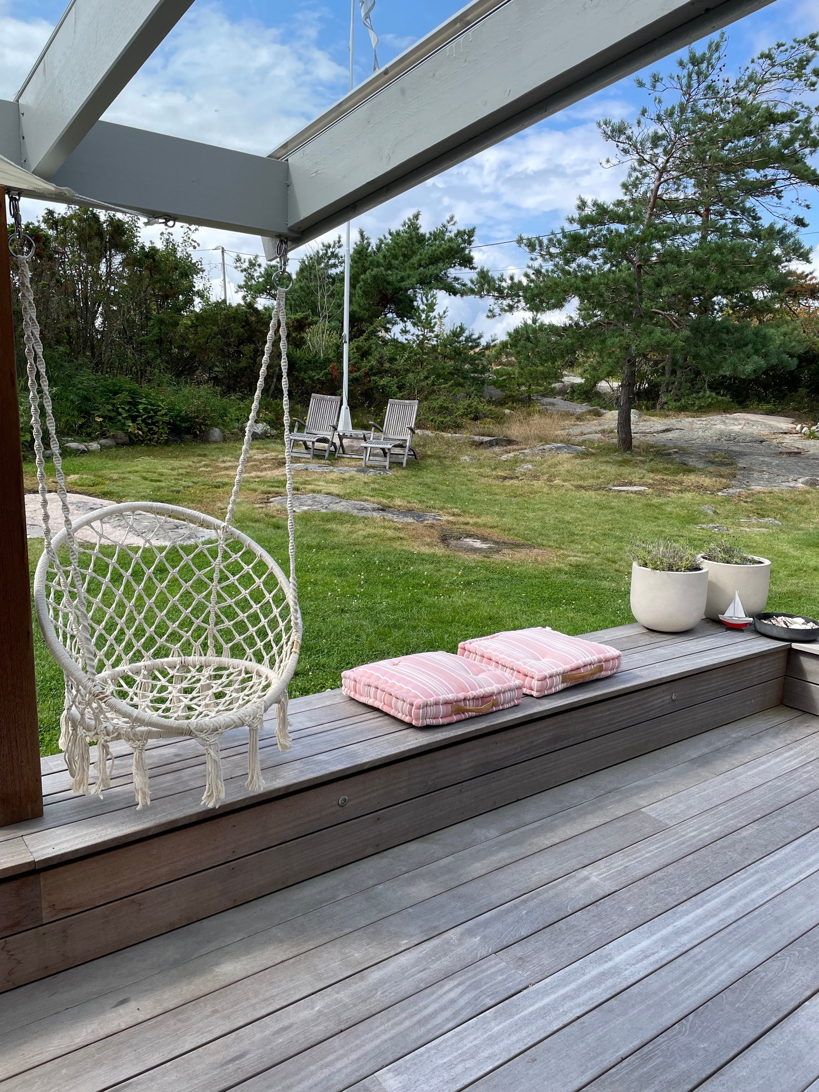 Benk rundt terrassen med sitteplasser Galleribilde