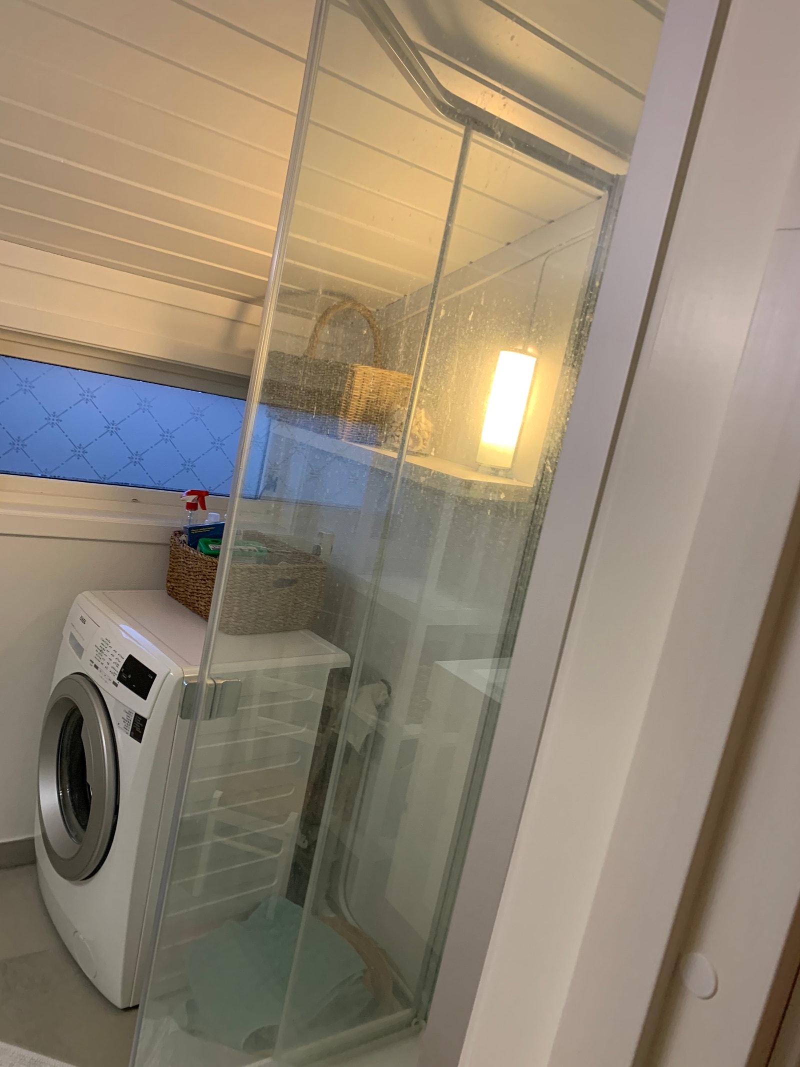 Vaskemaskin på badet Galleribilde