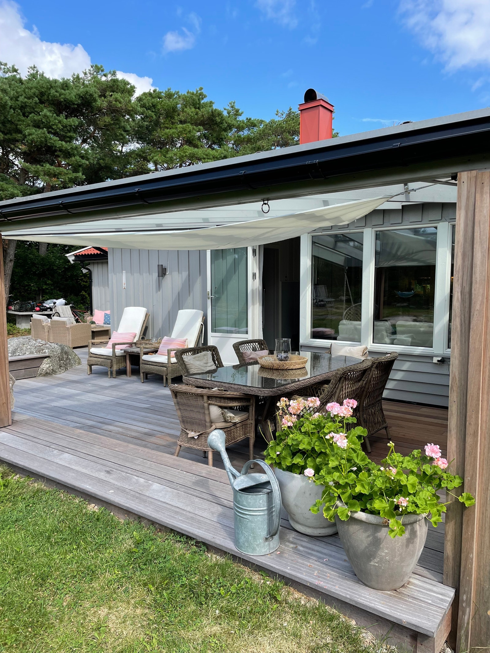 Solrik uteplass med mange sitteplasser Galleribilde