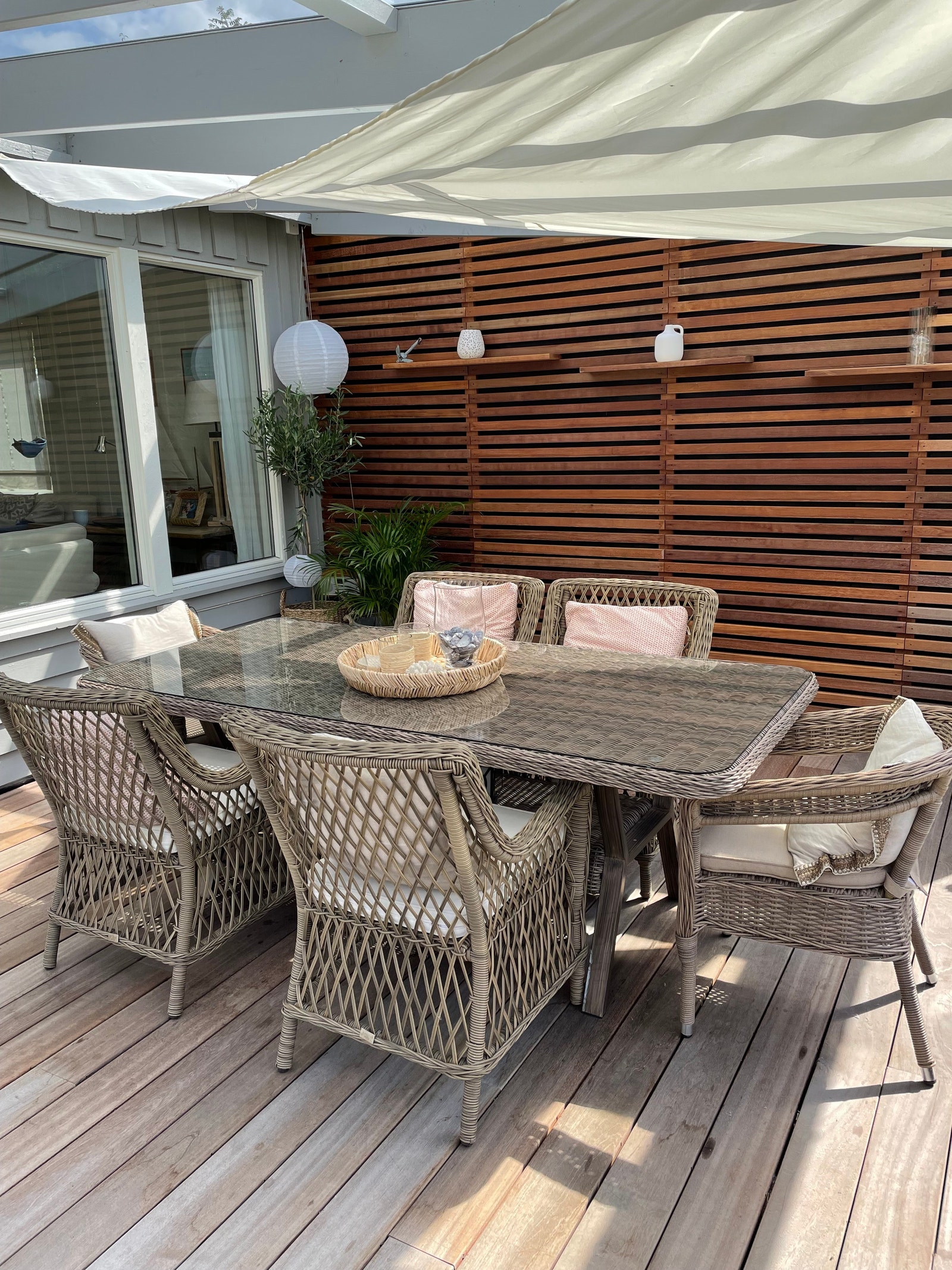 Lun spiseplass med overbygg og varmelamper Galleribilde