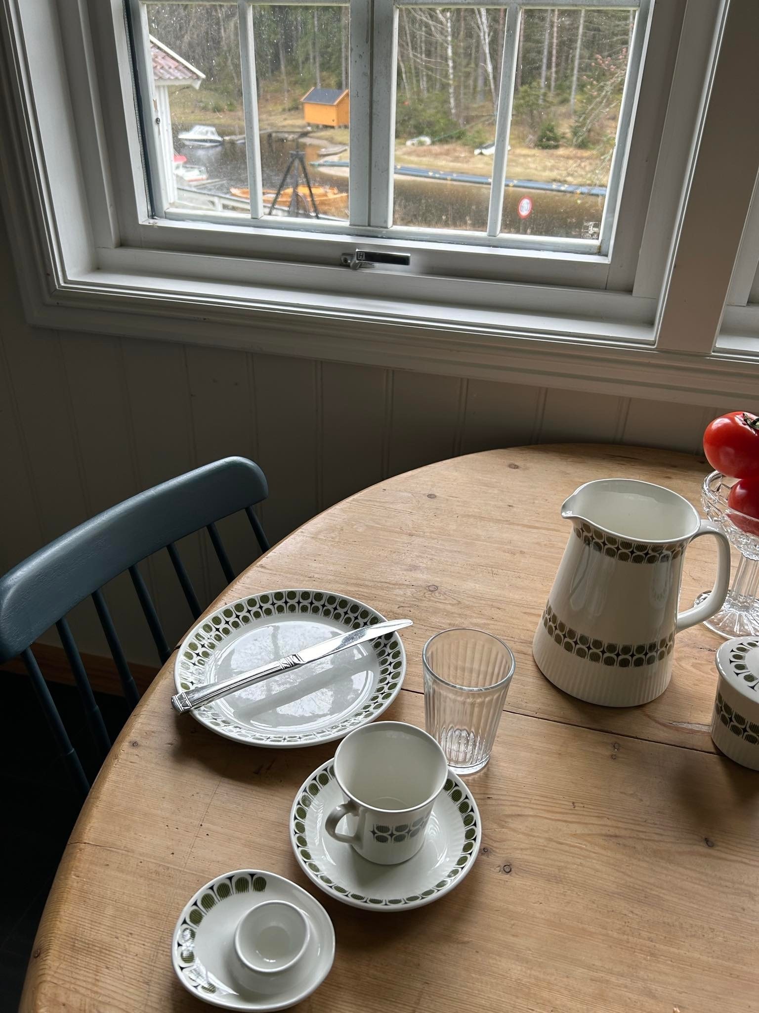 Titt ut på vannet mens du nyter en bedre frokost Galleribilde