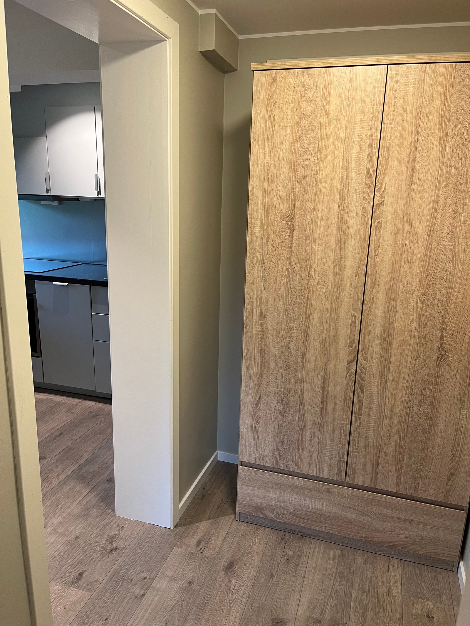 Gang med garderobeskap ved soverom/bad Galleribilde