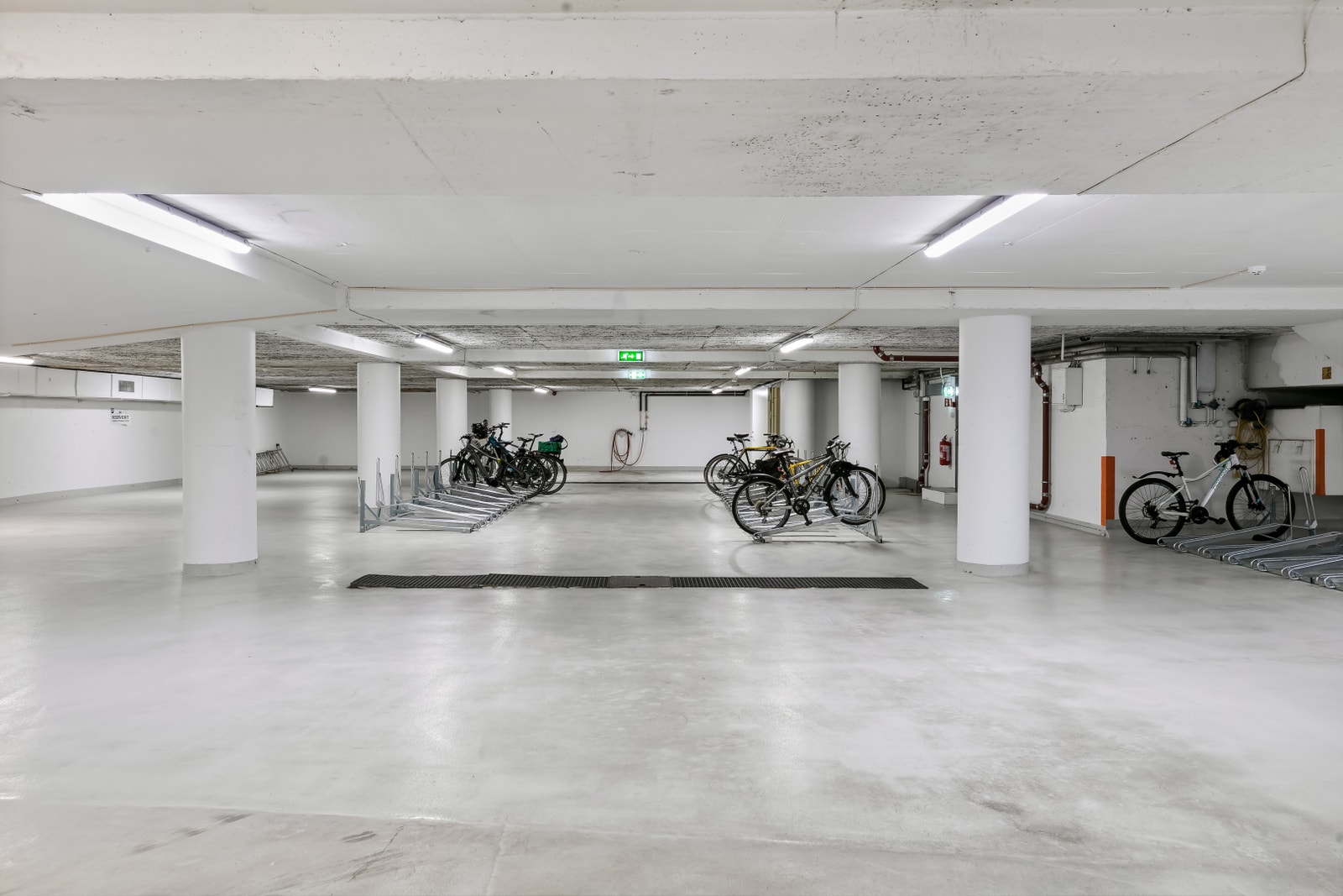 Sykkelparkering i kjeller Galleribilde