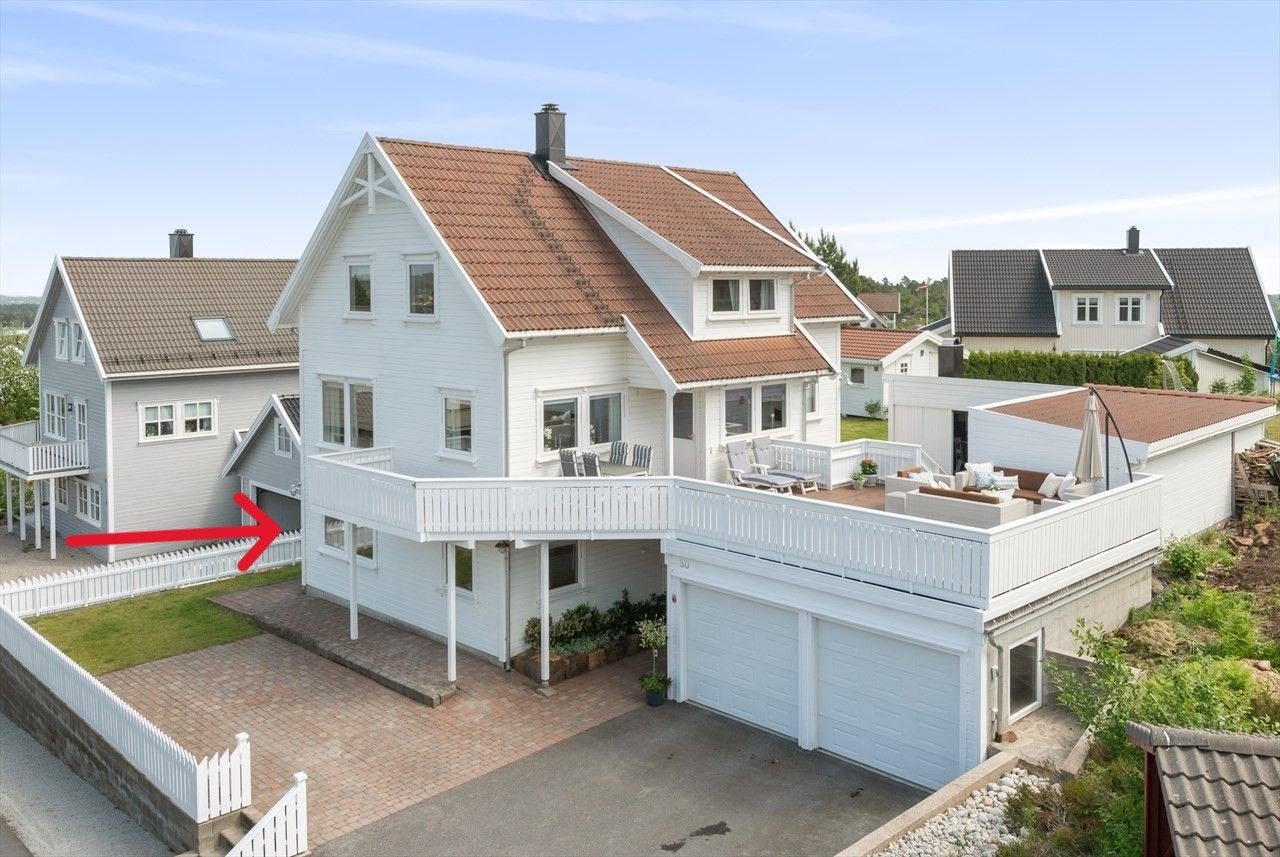 Huset (pila pekker der inngangen til leiligehten er) Galleribilde