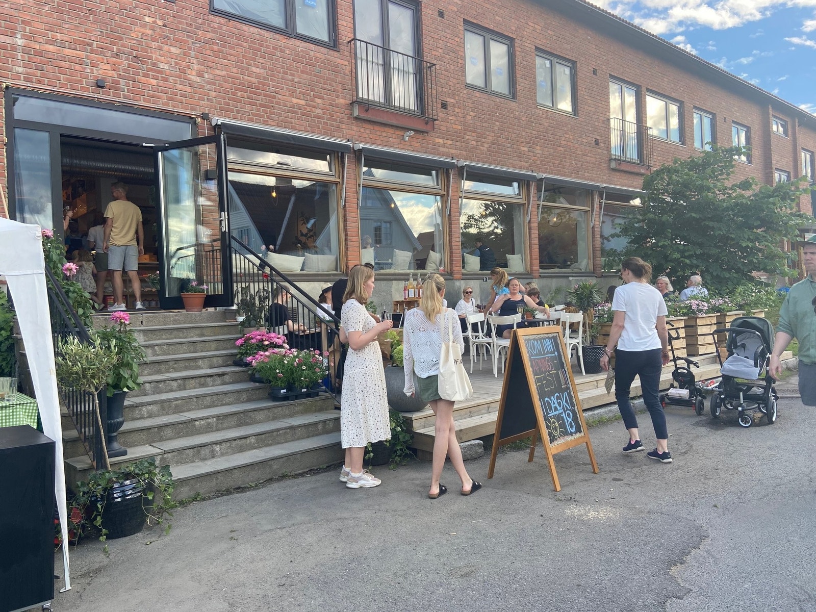 Cafeen Svingen på Sletta er ca 100 m unna Galleribilde