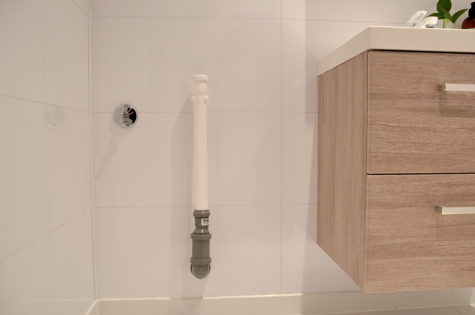 Opplegg for vaskemaskin på bad. Vaskemaskin er nå montert og inkludert i leien. Egen avtrekksvifte på badet. Galleribilde