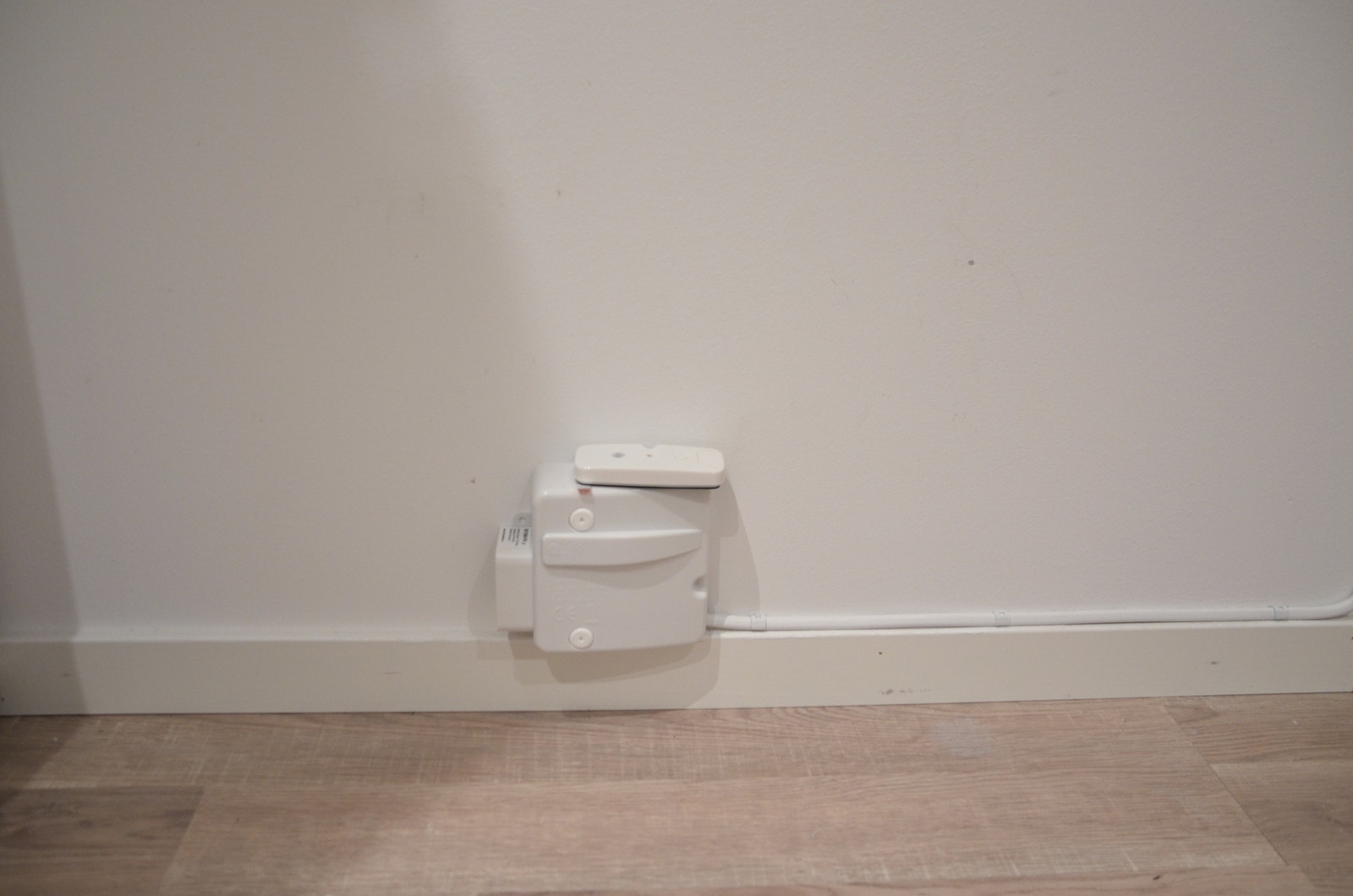 Strømuttak til komfyr på kjøkkenet med komfyrvakt. Komfyr og kjøleskap med fryser er inkludert i leien. Galleribilde