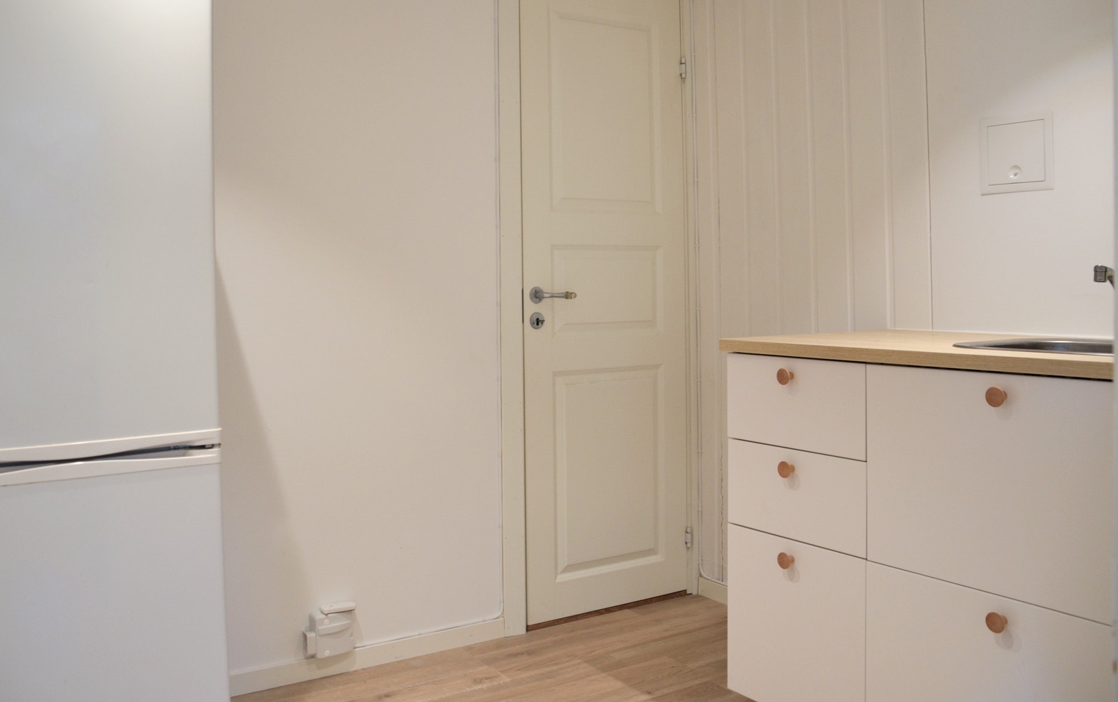 Nytt gulv og innredning fra Ikea. Kjøleskap med fryser i hjørnet. Galleribilde