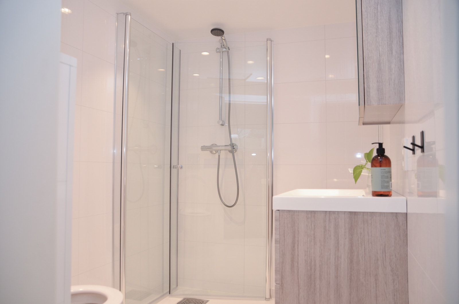 Nytt flislagt bad med dusj og vaskemaskin Galleribilde