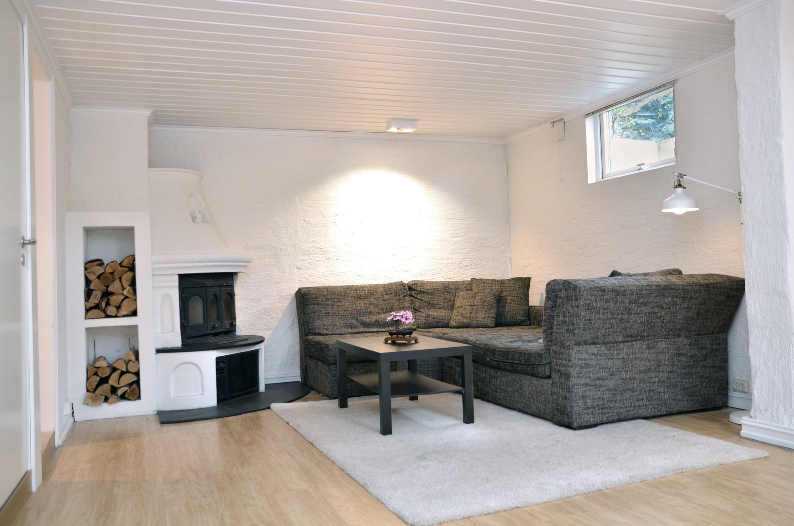 Romslig og åpen stue på 24 kvm med egen peis. Nytt lydisolerende tak. Boligen ligger sentralt på Ekebergsletta med egen adgangsmulighet til det fantastiske turområde som også har langrennsløype og skøytebane på vinterstid. Galleribilde