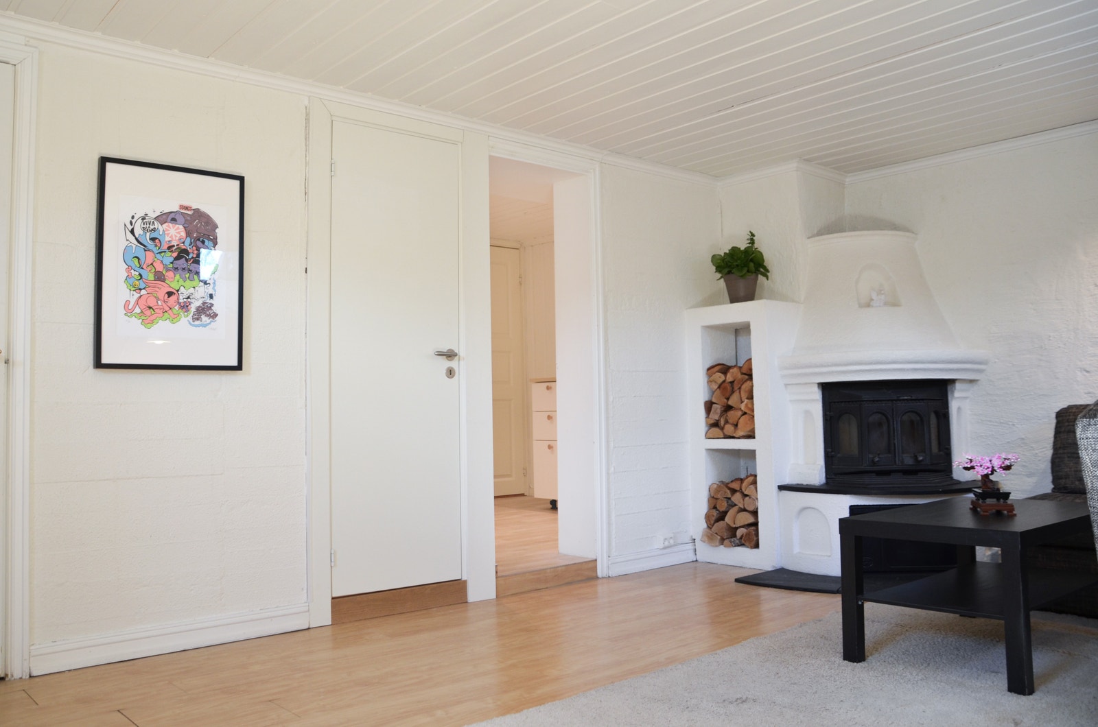 Stue. Kjøkkenet er inn i hjørne og badet er inn den lukkede døren på midten og soverommet er helt til venstre. Galleribilde