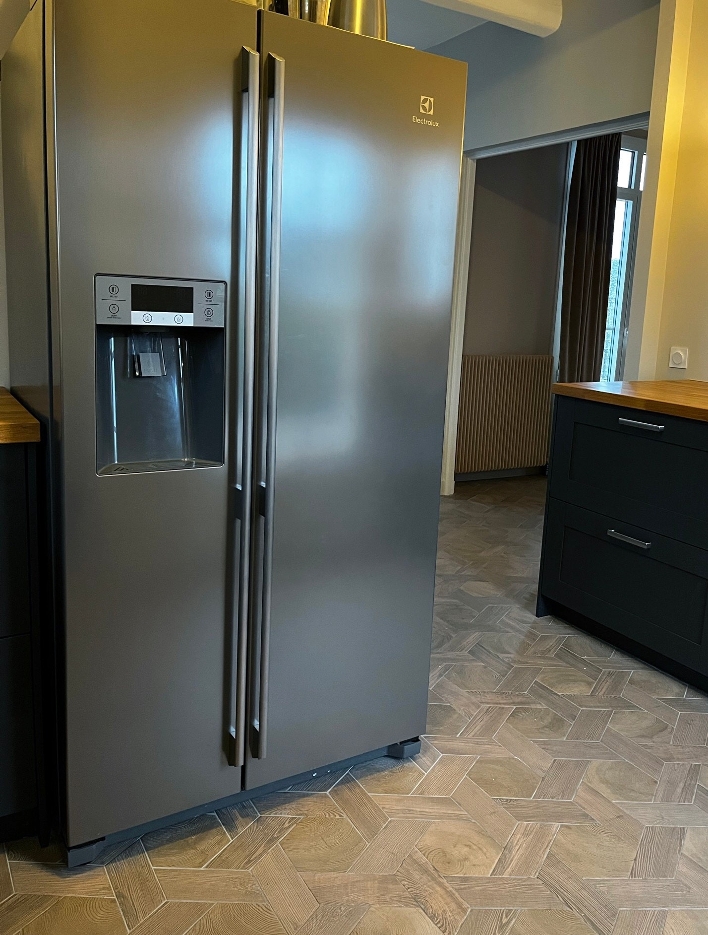 Kjøleskap med isbit maskin Galleribilde