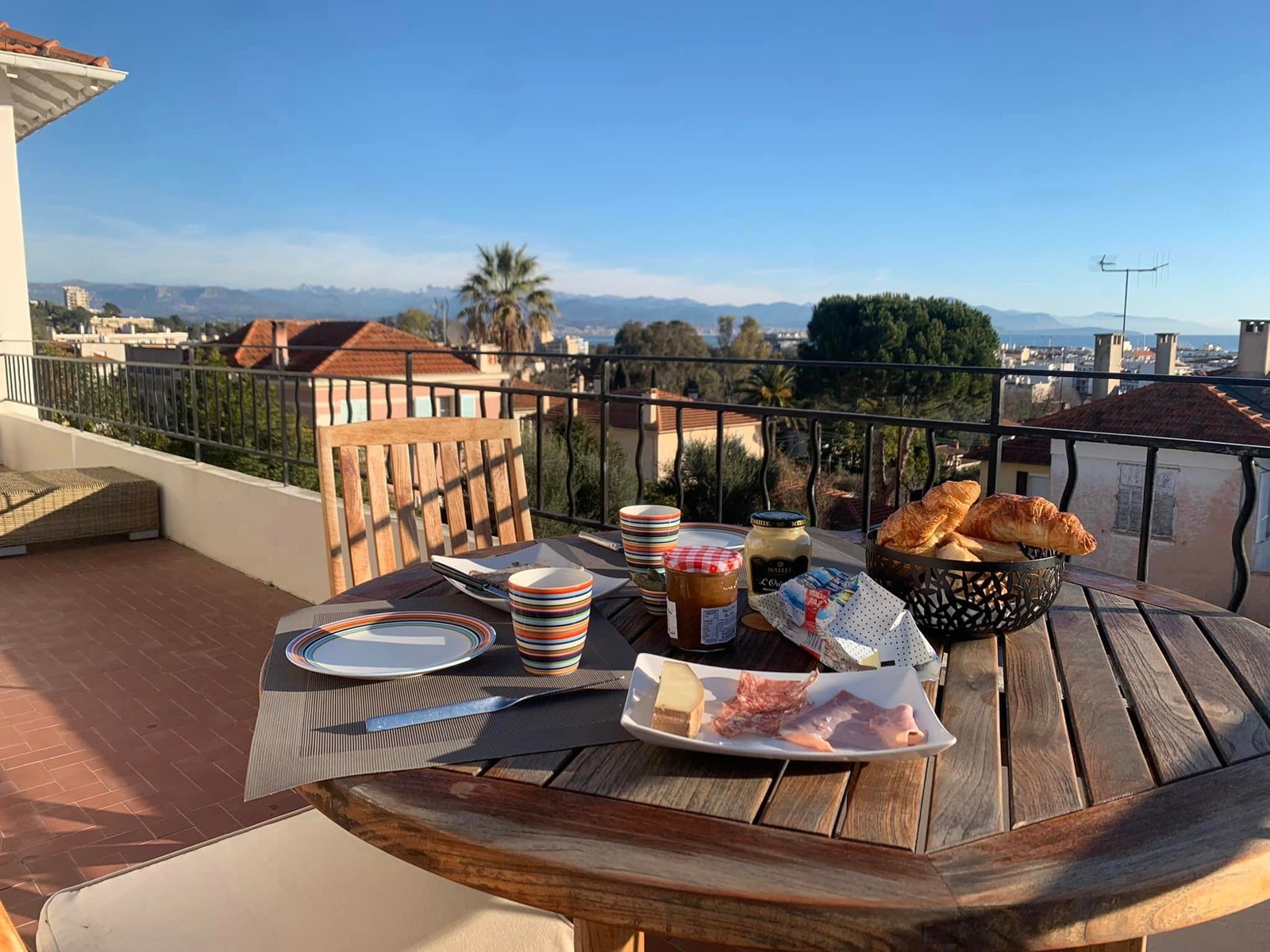 Terrasse utenfor stue/kjøkken. Fin og fredelig utsikt Galleribilde
