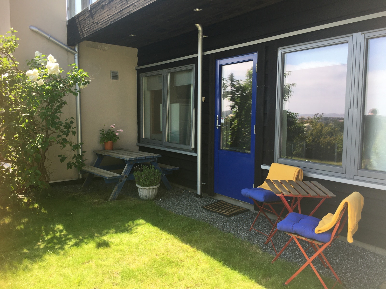 Inngang fra helt usjenert hage. Galleribilde