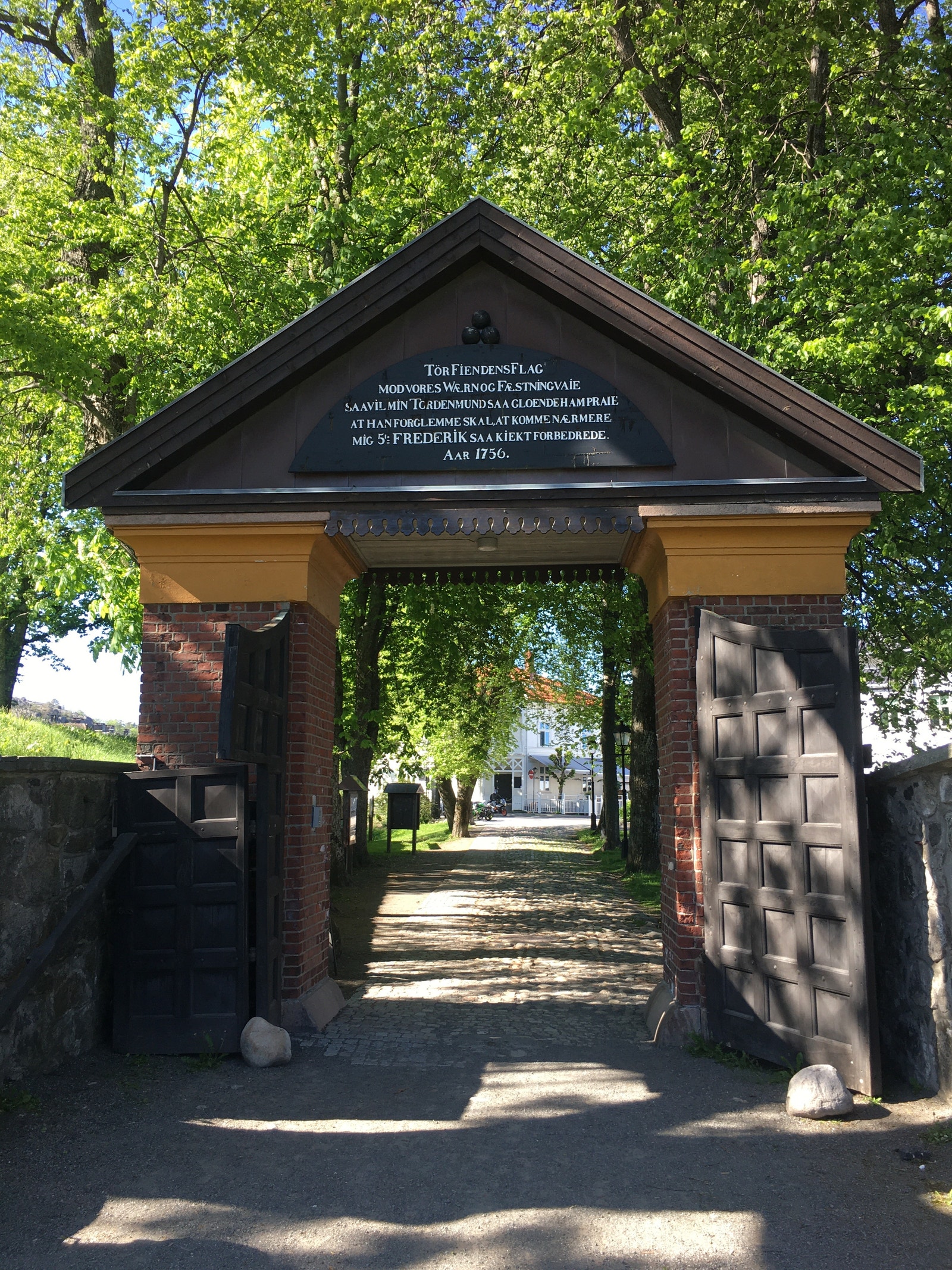 Hovedporten til Fredriksværn Verft Galleribilde