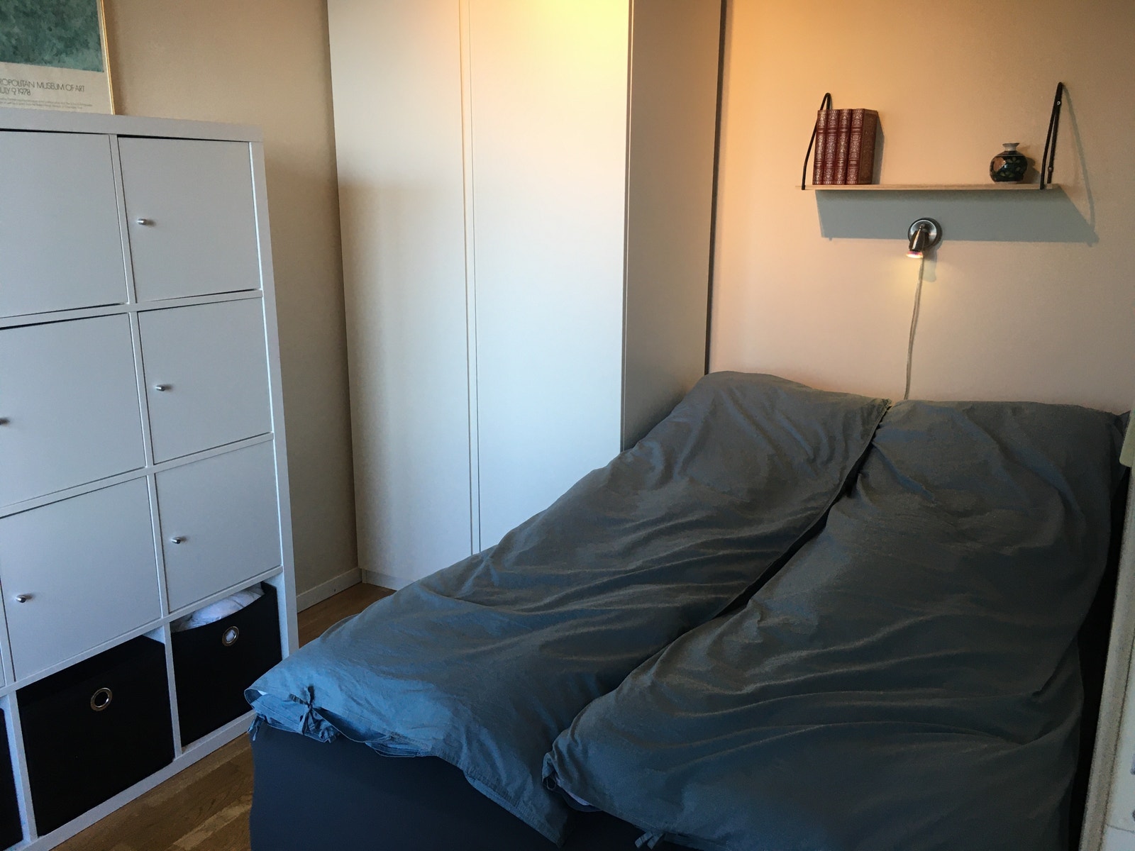 Soverommet med garderobeskap og oppbevaring Galleribilde
