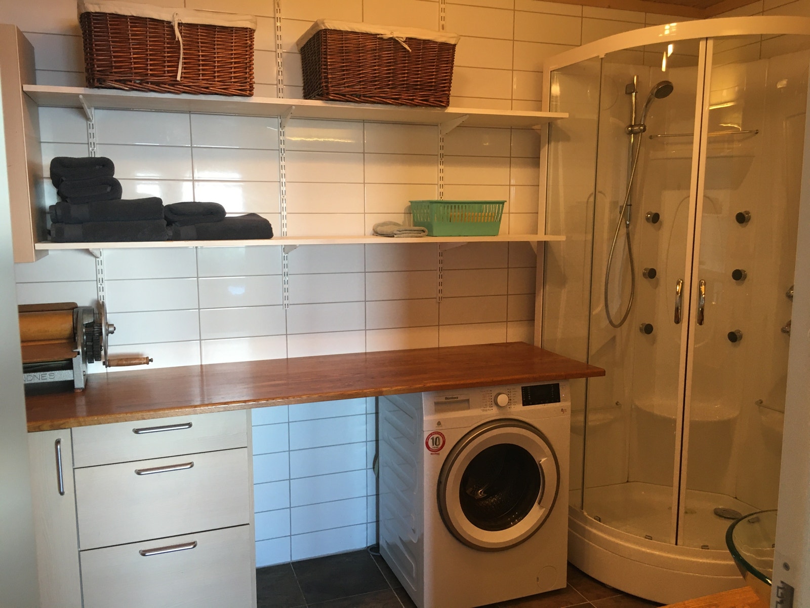 Badet med vaskemaskin Galleribilde