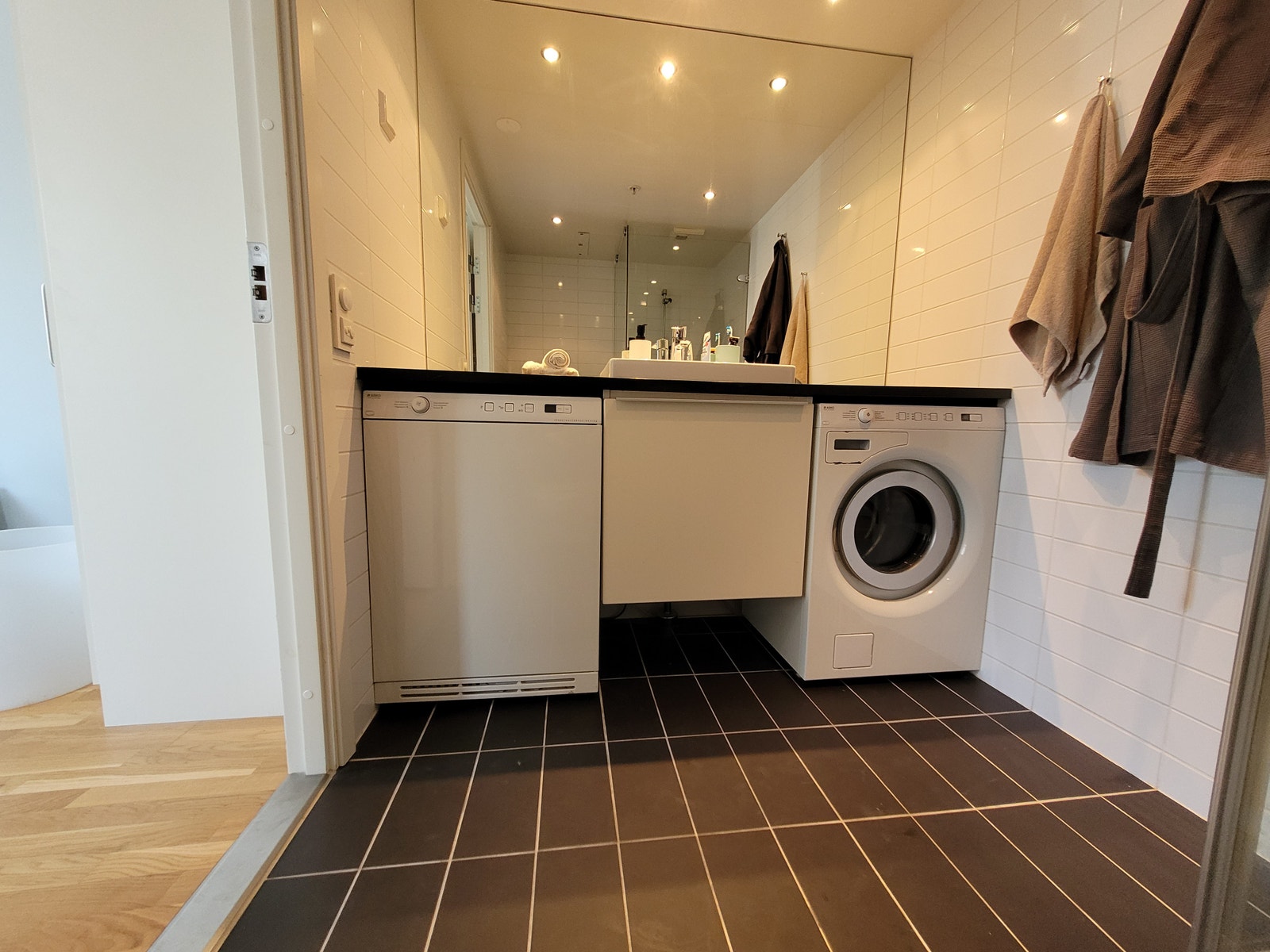 Bildet er fra ifjor. I år er det ny kombinert vaskemaskin og tørketrommel til høyre for vasken. Skittentøyskurven el. kan derfor stå der tørketrommelen stod før. Galleribilde