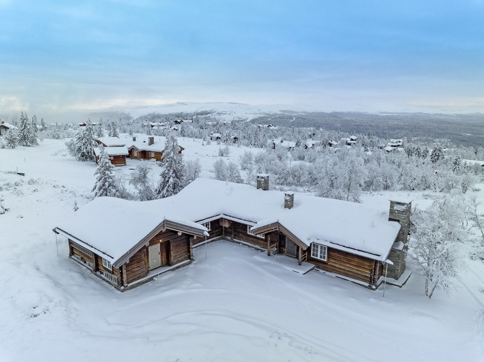 Hytta har en meget attraktiv beliggenhet øverst i Gålålia, med meget god solgang og umiddelbar nærhet til skiløyper. Stor eiet tomt på over 2,1 mål. Galleribilde