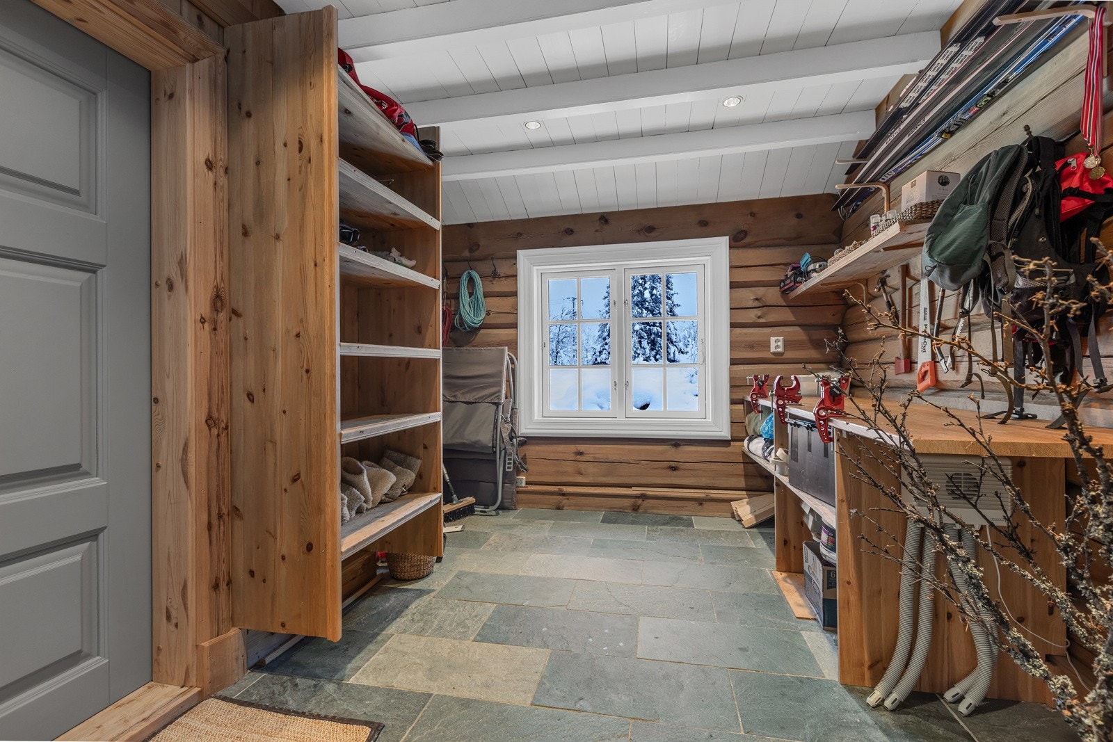 Stor og praktisk bod/vaskerom med egen smørebenk Galleribilde