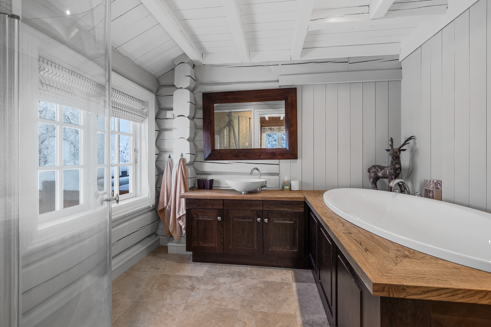 Hovedsoverommet har et smakfullt en suite bad med både badekar, wc og dusjhjørne Galleribilde