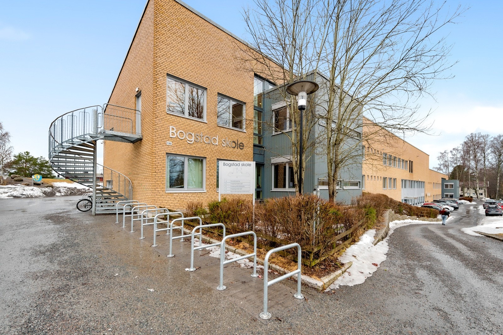 Boligen sogner til populære Bogstad skole som ligger knappe 200 meter fra boligen. Galleribilde