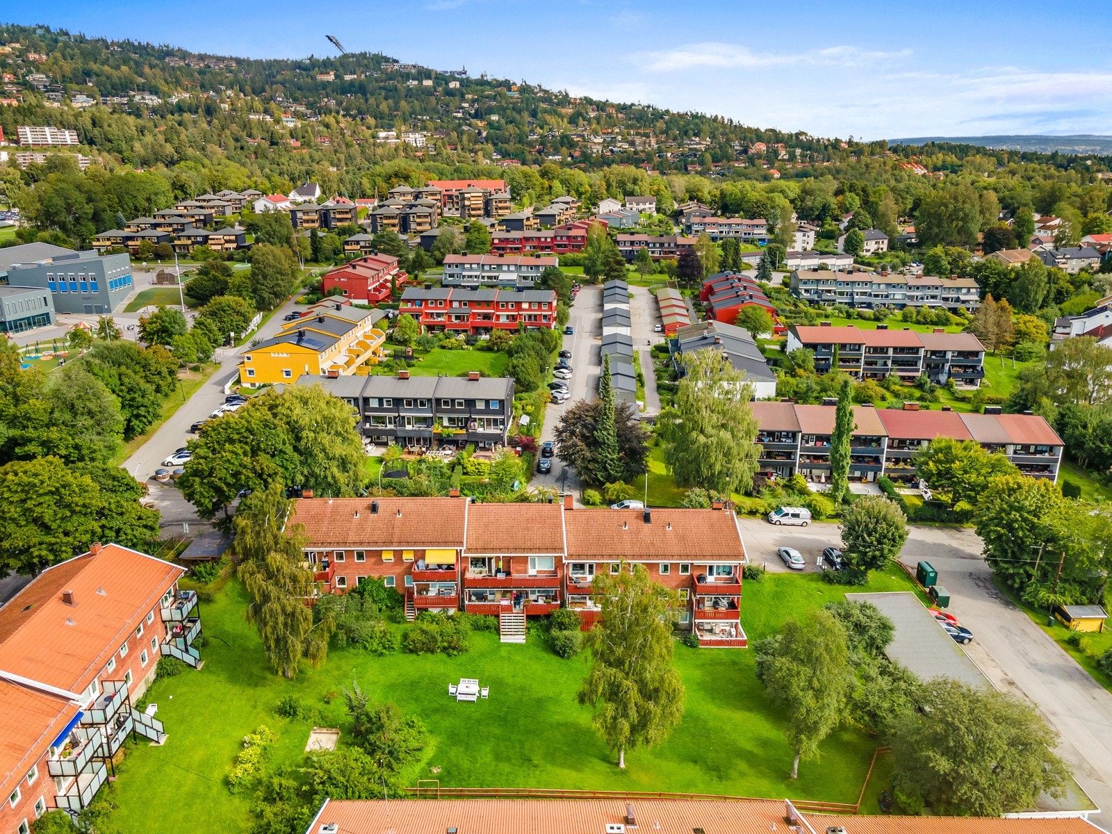 Boligen har en meget attraktiv og populær beliggenhet i et veletablert boligområde på Bogstad/Røa. Beliggenheten kan betegnes som en liten "oase" i byen, her har du natur og friluft som nærmeste nabo. Galleribilde