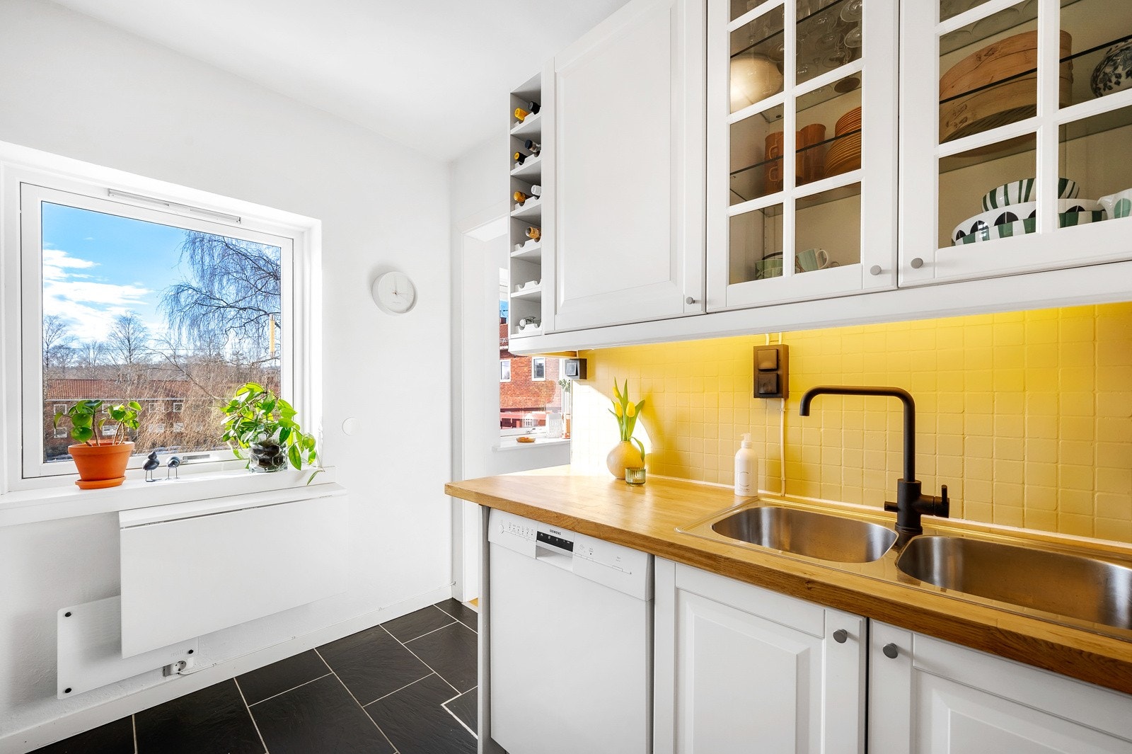 Stort vindu som slipper inn ettermiddagssolen og gjør kokkeleringen enda hyggeligere! Galleribilde